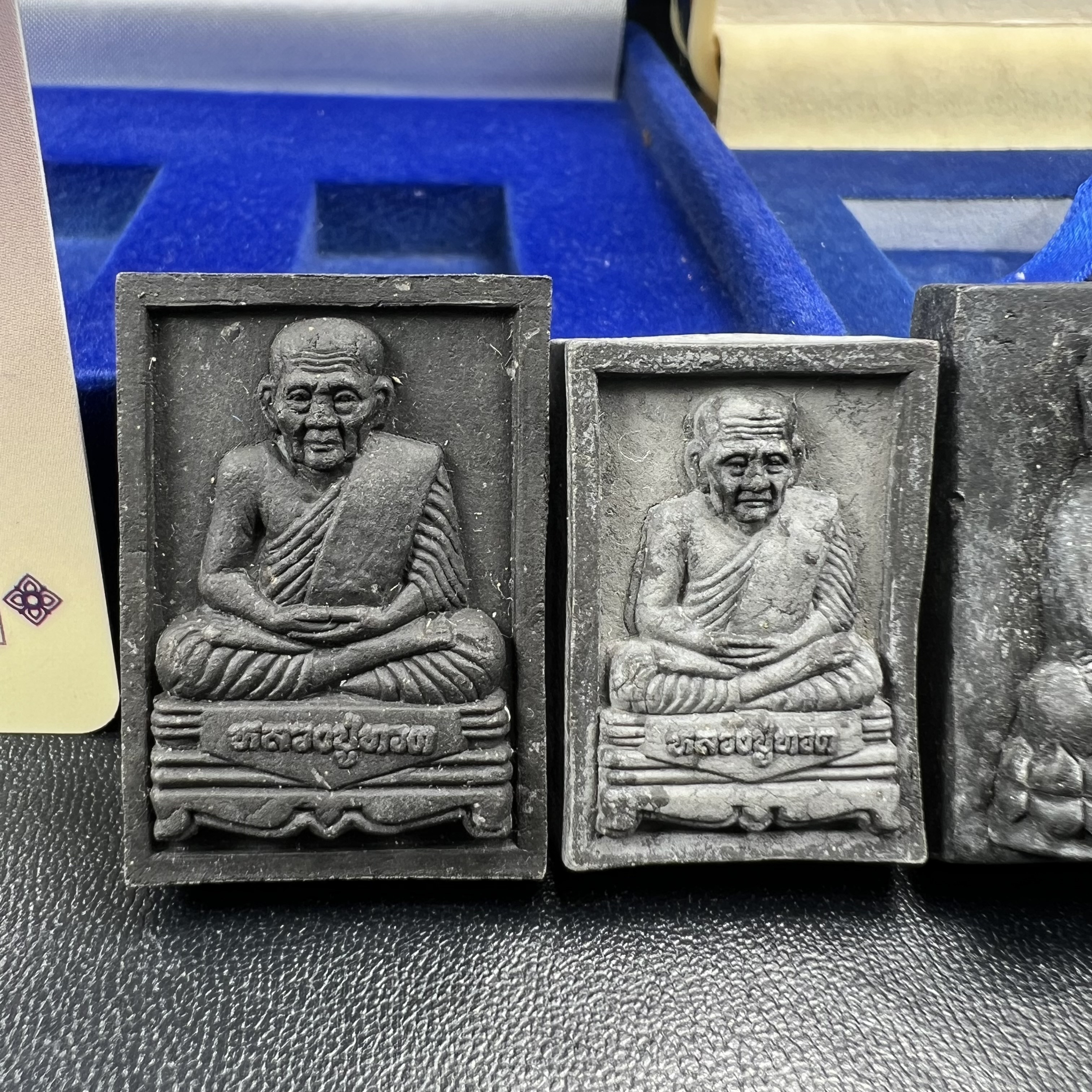 ชุดคู่บารมีหลวงปู่ทวด พระนามาภิไธย ภปร. คู่ สก. หายากมากที่จะมาคู่กันได้!!! พิธีใหญ่ ปลุกเสกวัดพระแก้วทั้งสองรุ่น!!!่พระหลวงปู่ทวด ภปร. ปี 2547 เนื้อว่านดำหลัง ภปร. เงิน(หายาก1ใน1999ชุด)+พระหลวงพ่อทวด พระนามาภิไธย สก. ปี2544(รุ่นแรก) (1ใน5000 ชุด)