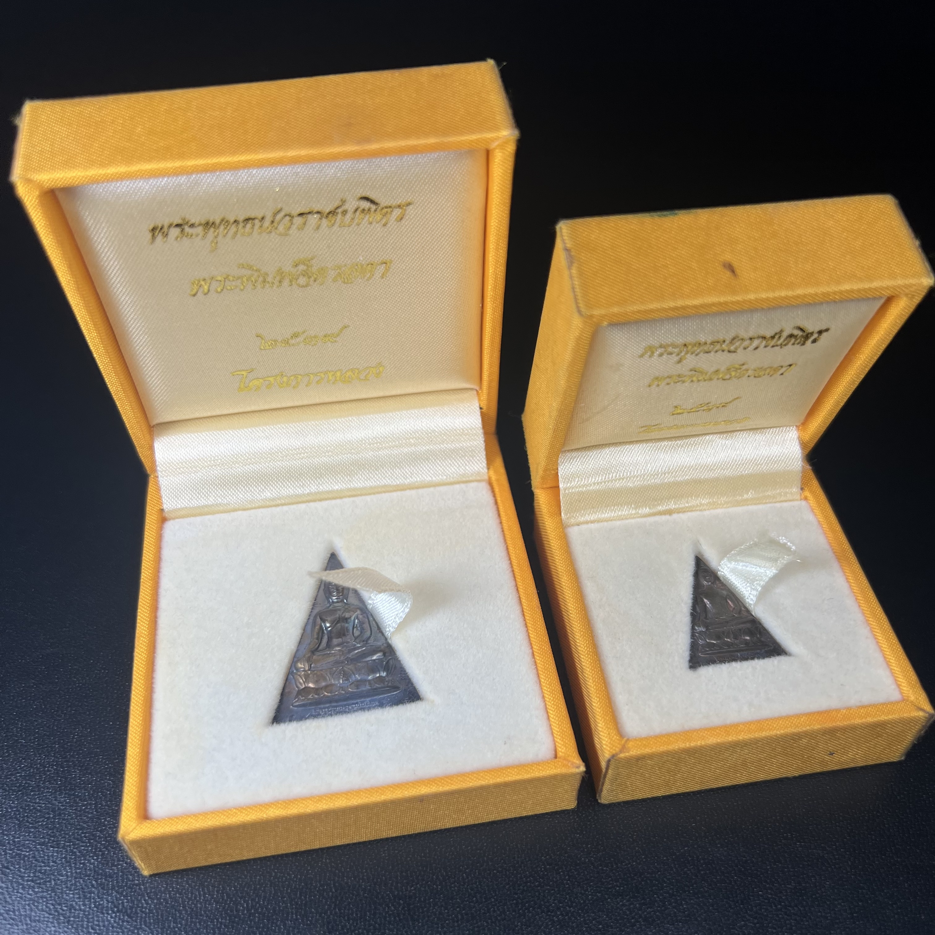 พระพุทธนวราชบพิตร พระพิมพ์จิตรลดา โครงการหลวง ปี2539 (พิมพ์ใหญ่+พิมพ์เล็ก) เนื้อนวโลหะ พร้อมกล่องบรรจุเดิม พิธีใหญ่ ปลุกเสกวัดพระแก้ว(1ชุด 2 องค์)