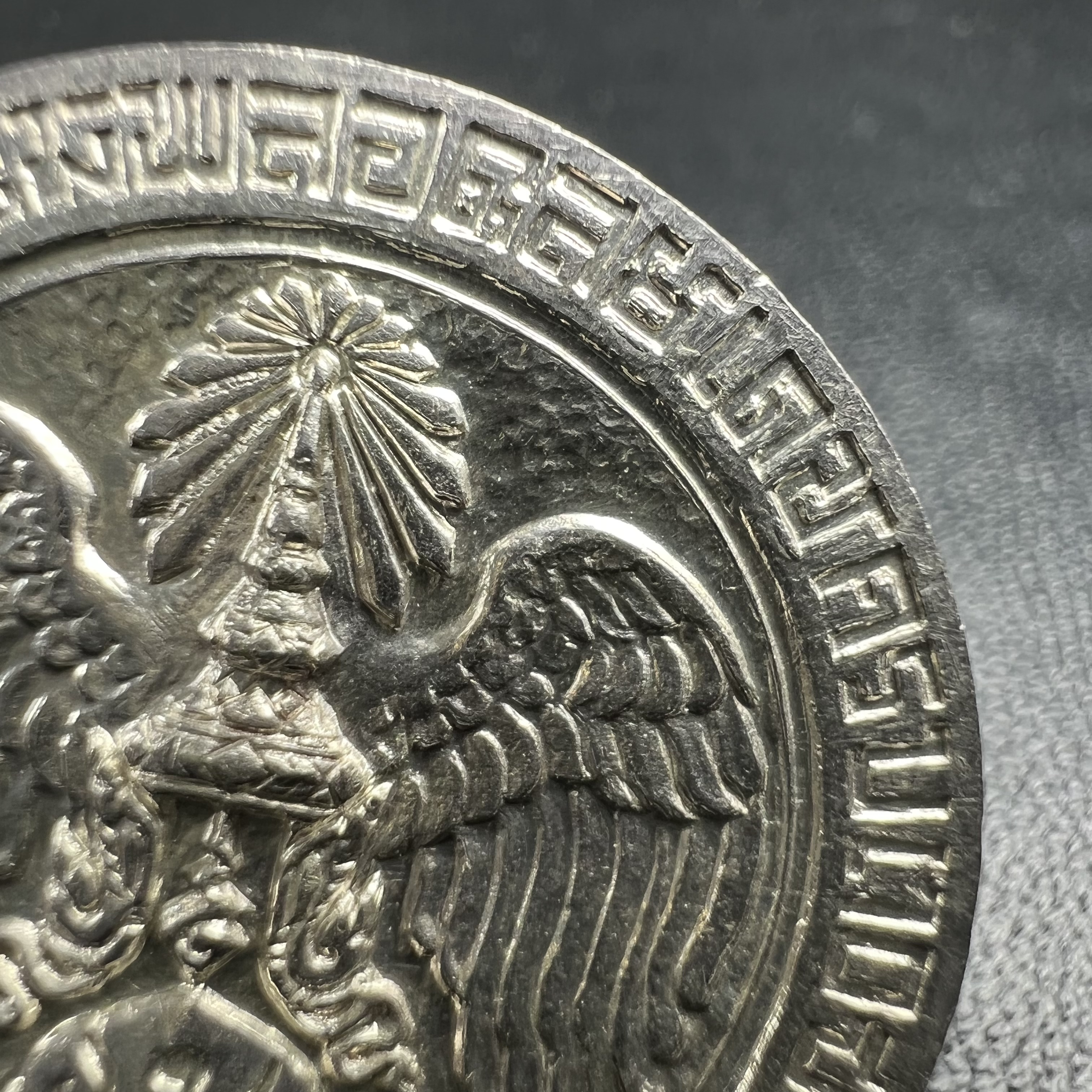 เหรียญพระบรมรูปคุ้มเกล้า รพ.ภูมิพล ปี2522 เนื้อเงิน พิมพ์ใหญ่ คัดสภาพสวยพร้อมซองบรรจุเดิม(ในหลวงรัชกาลที่9 ทรงจุดไฟพระฤกษ์และเททอง พิธีใหญ่)ยอดนิยม