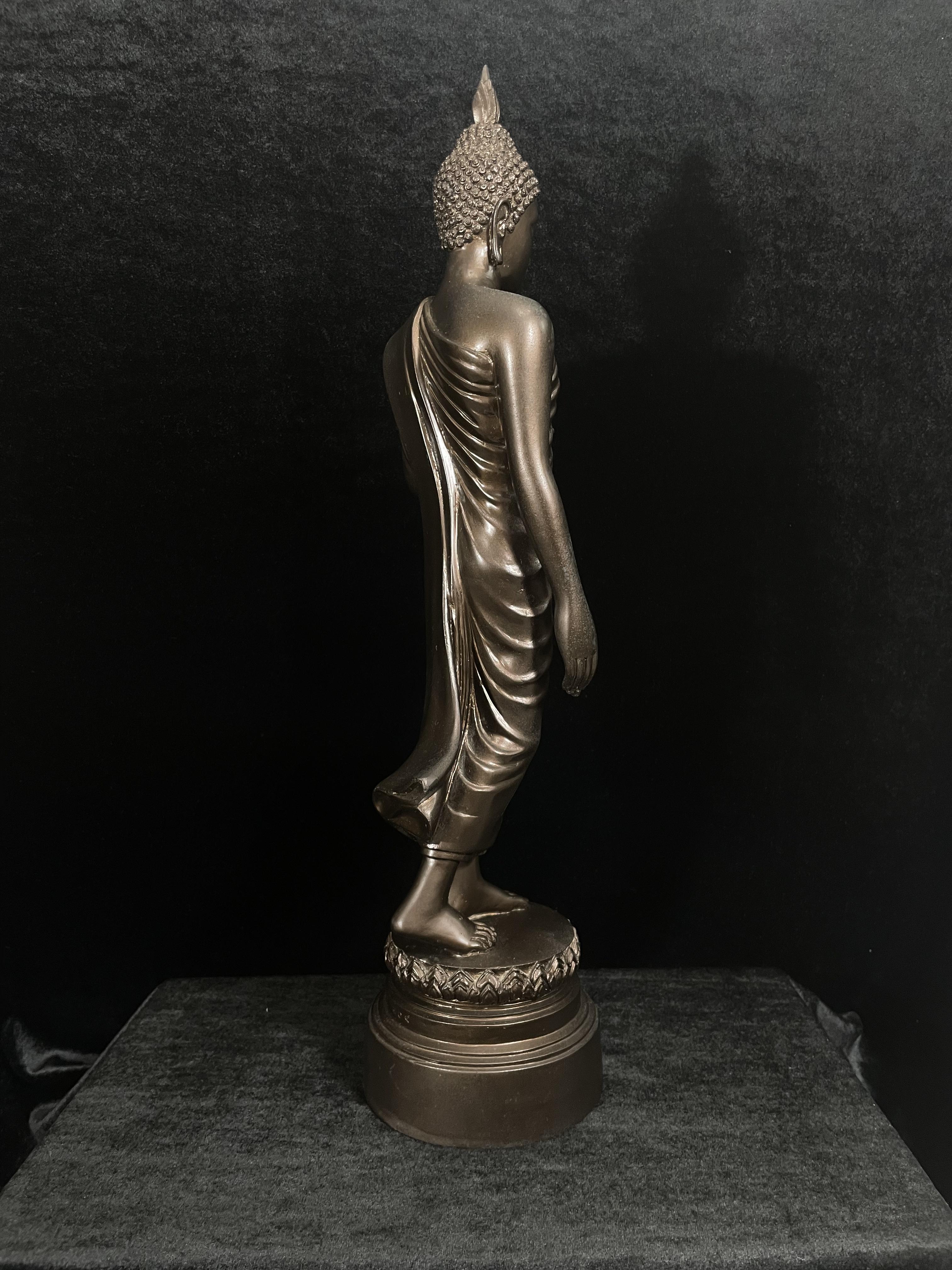 พระบูชา 25พุทธศตวรรษ พระศรีศากยะทศพลญาณ ประธานพุทธมณฑลสุทรรศน์ ปี2530 ตราสัญลักษณ์ ในมหาวาระพระชนมพรรษา ครบ 5 รอบ 60 พรรษา เมื่อ 5 ธันวาคม ปี 2530 หมายเลข (๑๕)๔๐๕ (เลขสวยผลรวมได้ 9 เจริญก้าวหน้าในทุกๆด้าน) ขนาดความสูง 15 นิ้ว รวมฐานสูง 18 นิ้ว(นิยมหายาก)