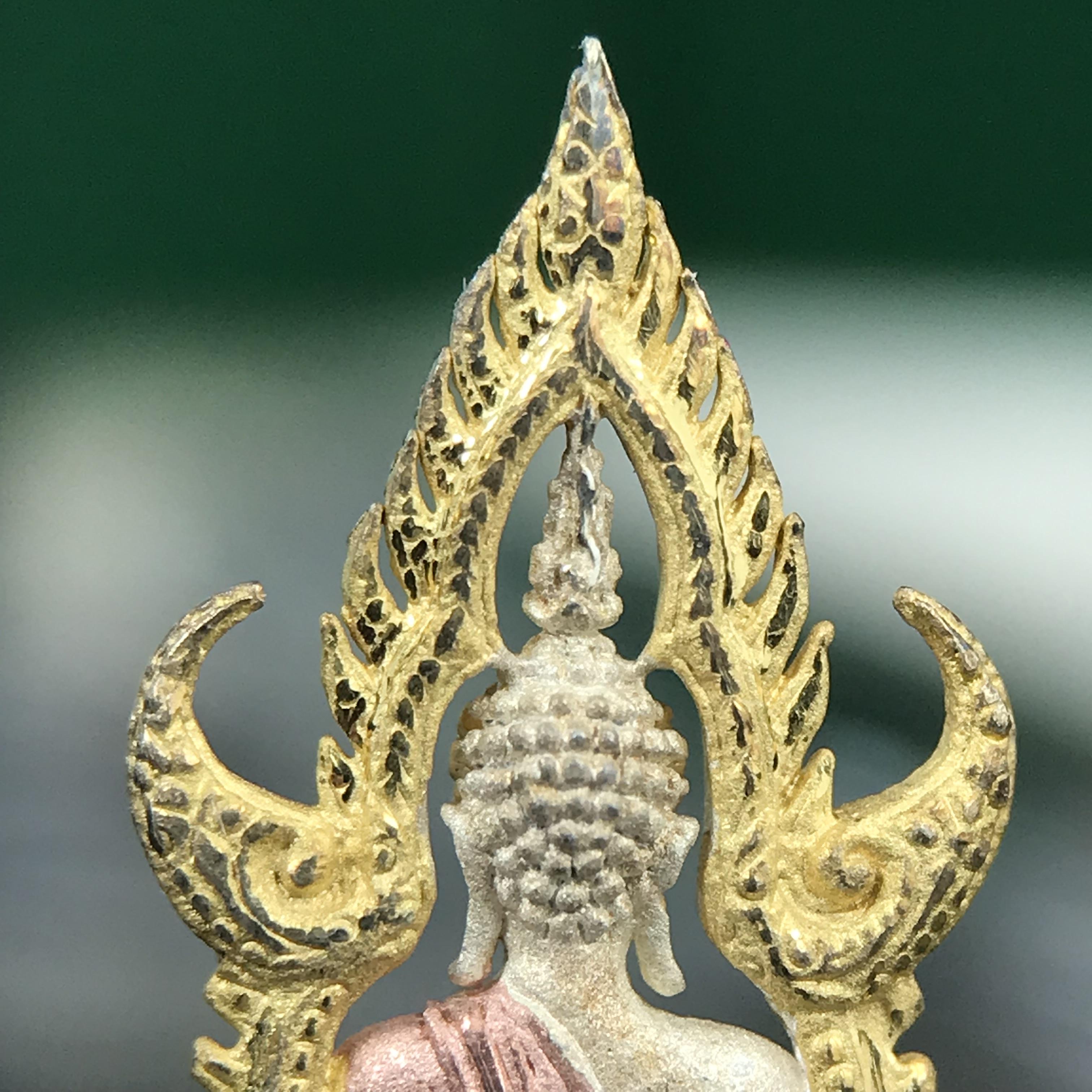 พระพุทธชินราช ภปร. ในวโรกาสพระราชพิธีมหามงคล เฉลิมพระชนมายุ6รอบ 5ธันวาคม2542 มูลนิธิพิทักษ์ดวงตาประชาชน จัดสร้าง เนื้อเงินบริสุทธิ์ 99.9% แบบสามกษัตริย์ขัดเงาบางส่วน พิมพ์กลาง ขนาดสูง 2.4 ซม. พร้อมกล่องบรรจุเดิม