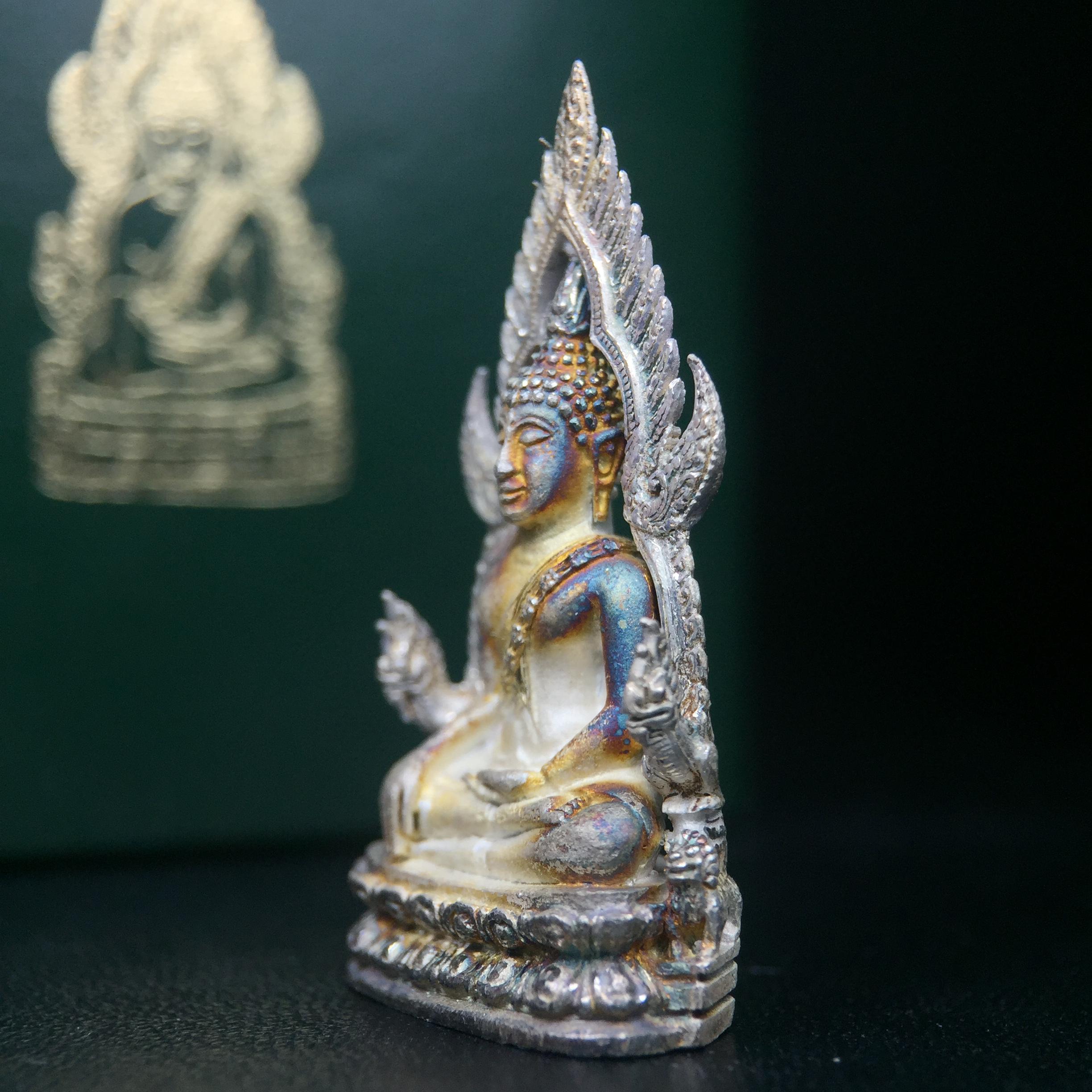 พระพุทธชินราช รุ่นมหาลาภ พิธีพุทธาภิเษกวัดพระศรีรัตนมหาธาตุวรมหาวิหาร จ.พิษณุโลก ปี 2540 เนื้อเงินบริสุทธิ์ 99.9% (นวลเงา)(สภาพผิวเดิมขึ้นสีรุ้ง สวยมากๆเสน่ห์พระเนื้อเงิน สีสันที่ธรรมชาติสรรค์สร้าง) พร้อมกล่องบรรจุเดิม (องค์หมายเลข 11411)(เลขกระจก)นิยม