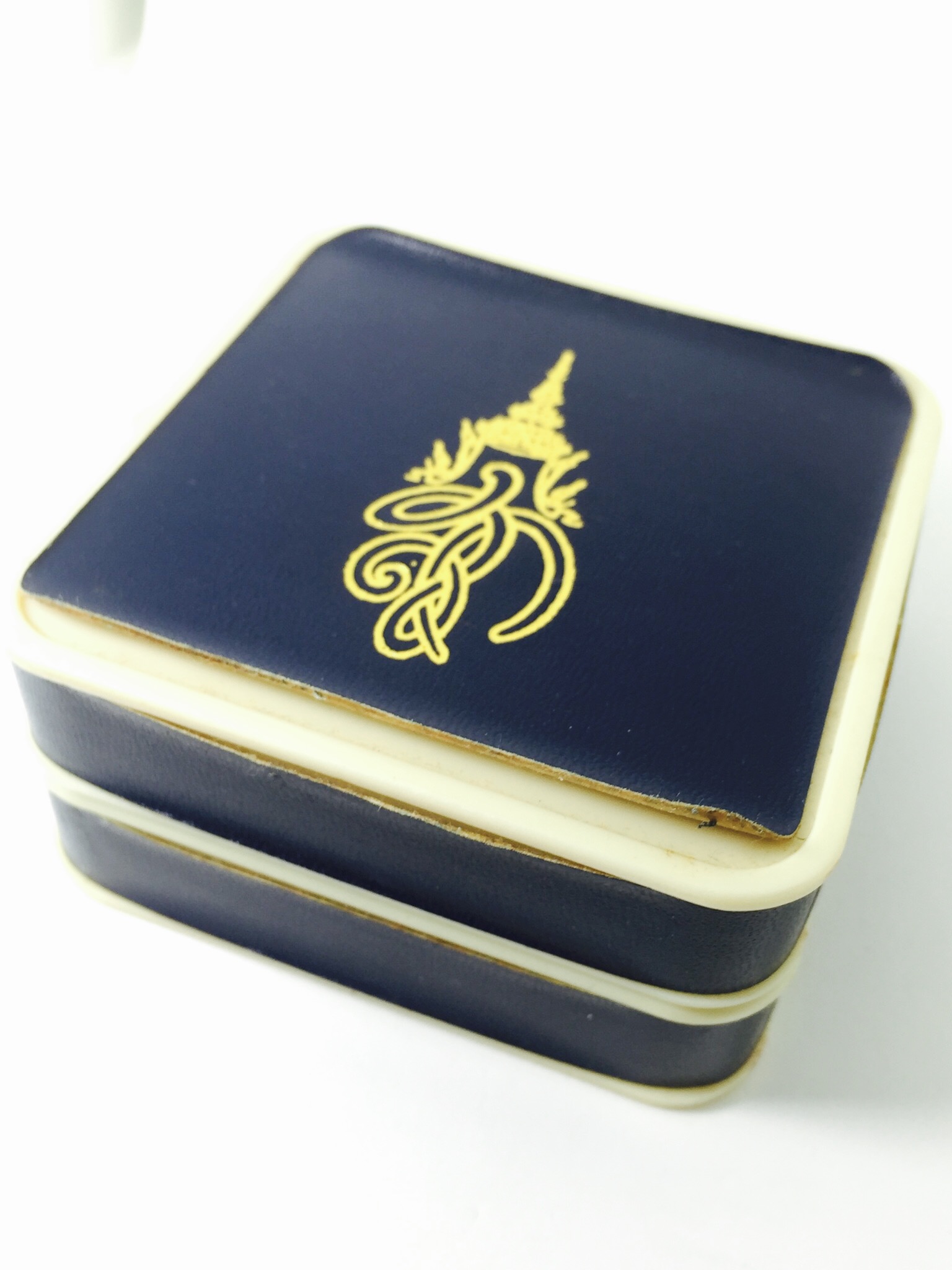 พระหลวงพ่อทวด พระนามาภิไธย สก. ปี2544 เนื้อว่านคลุกรัก พิมพ์พิเศษหลังฝังข้าวสารดำ(1ชุด2องค์)หลังเงิน