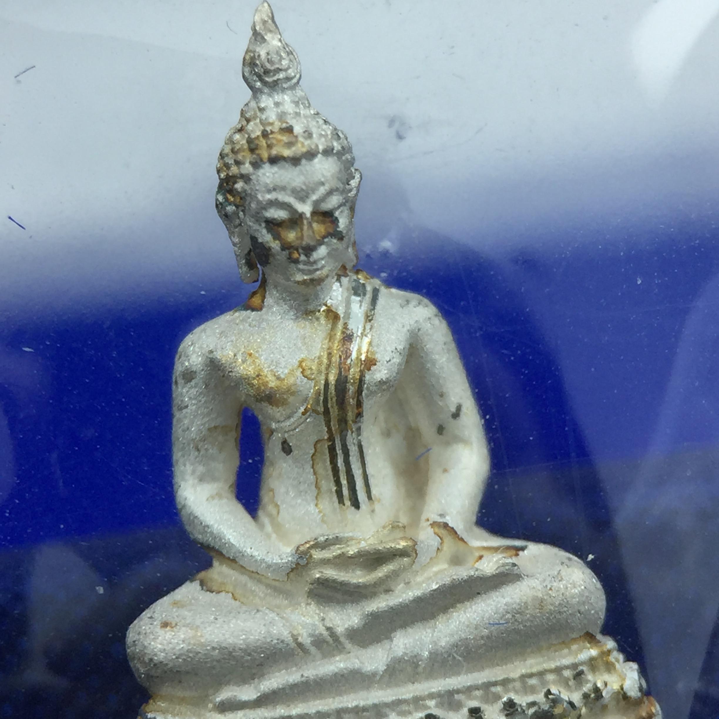 พระชัยวัฒน์พุทธสิหิงค์ ภปร. รุ่นสร้างหอพระธรรมศาสตร์ ปี2542 เนื้อเงิน(ผิวเดิม ซีนซองเดิม กล่องครบสวยสมบูรณ์) มหาพิธี 3วาระอันยิ่งใหญ่(ตอกโค๊ตและหมายเลข๔๕๕๕)(เลขสวย ท้ายเลขตอง)1ใน 10000 องค์