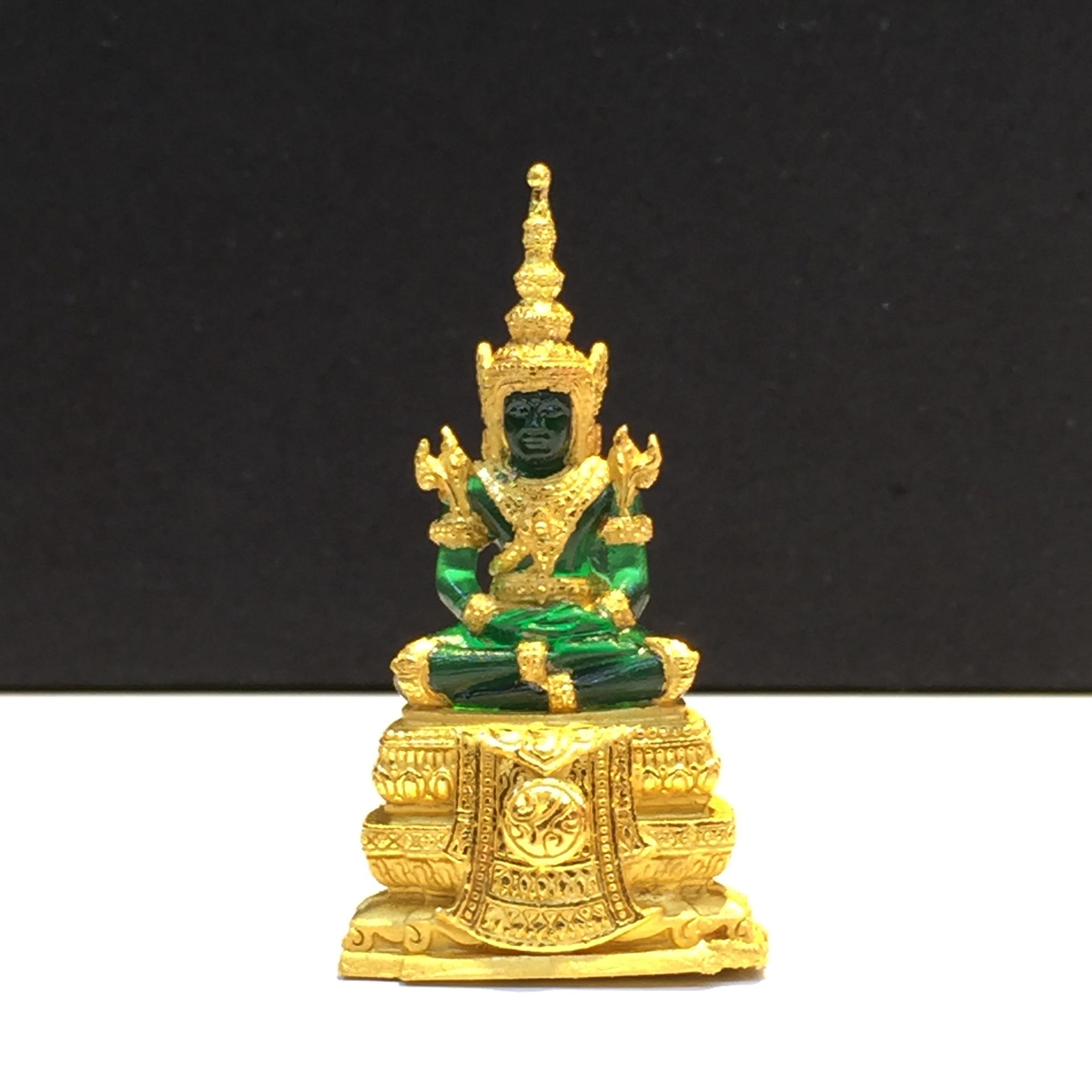 พระแก้วมรกตลอยองค์ ภปร. เนื้อเรซิ่นหุ้มทองคำ หน้าตัก 1/2 นิ้ว จัดสร้างโดยรพ.ภูมิพลฯ ปี2547