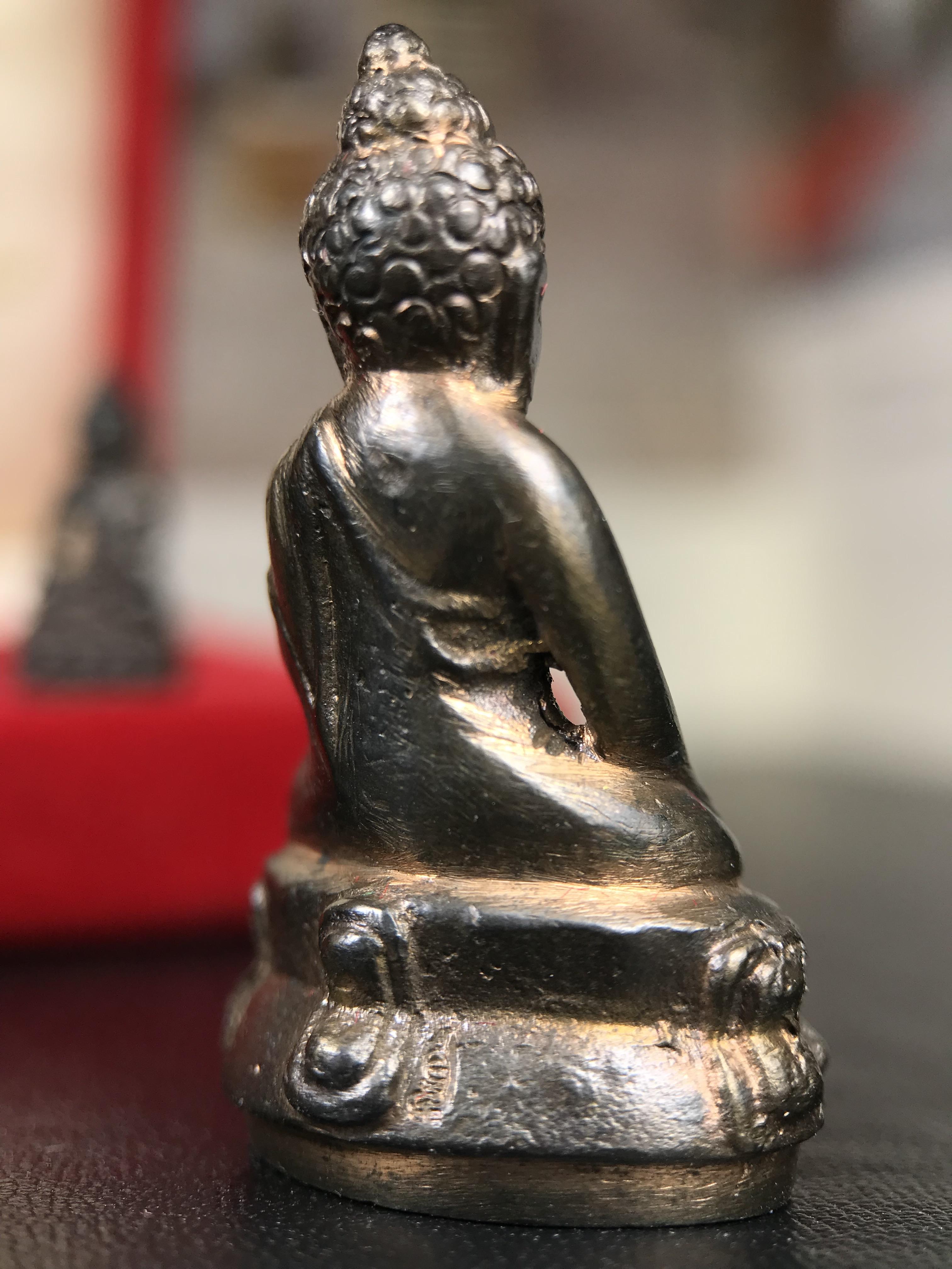 พระกริ่ง-พระชัยวัฒน์ ปวเรศ วัดบวรนิเวศวิหาร ปี 2530 พระบาทสมเด็จพระเจ้าอยู่หัวรัชกาลที่ 9 เจริญพระชนมพรรษา 5 รอบนักษัตริย์(ในหลวง ร.9 เสด็จเททอง)(บรรจุผงจิตรลดาเส้นเกศาในหลวงรัชกาลที่9)พร้อมสูจิบัตรเดิมตอนจัดสร้าง(สภาพสวยครบสมบูรณ์))พิธีใหญ่ รุ่นยอดนิยม