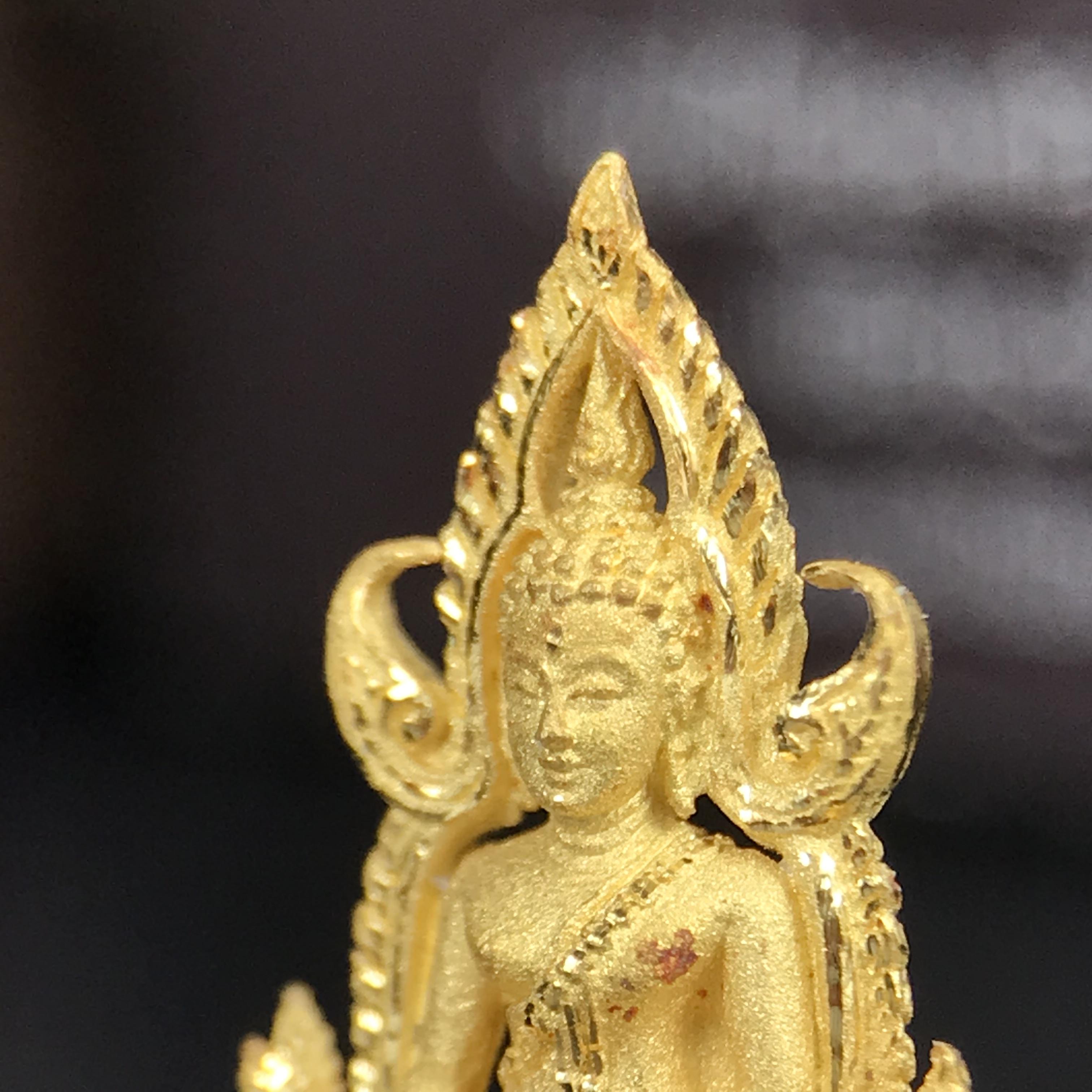 พระพุทธชินราช ภปร. โครงการ "เพราะแผ่นดินนี้ คือ แผ่นดินเกิด" ปี 2548(รุ่นแรก) ลอยองค์เนื้อทองคำบริสุทธิ์ 96.5% (น้ำหนัก 2.5 กรัม) หน้าตัก 1/4 นิ้ว (ขนาด 1.6 x1.1 ซม.) พุทธศิลป์งดงามทรงคุณค่า รุ่นยอดนิยม