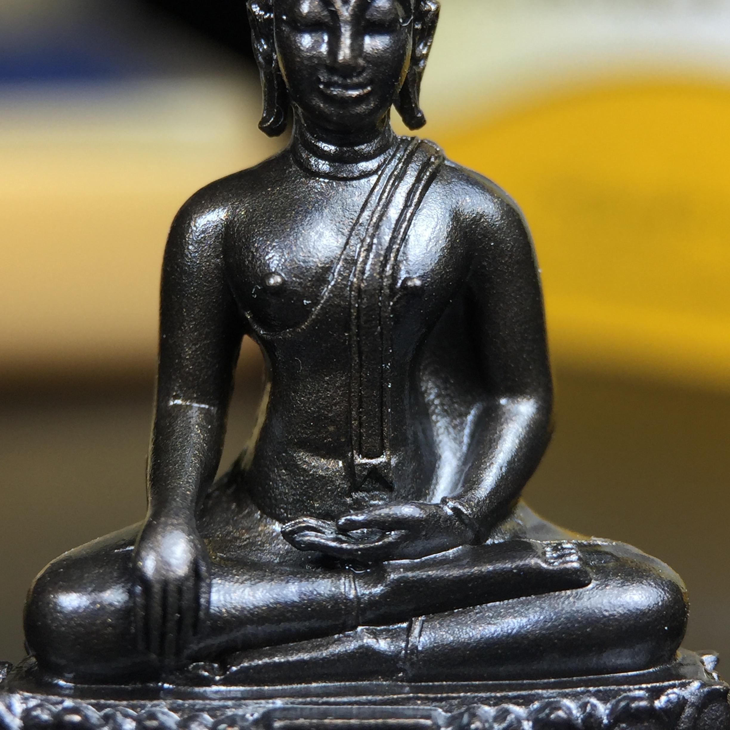 พระพุทธรูปคุ้มเกล้าฯ ภปร.(ใต้ร่มพระบารมี คุ้มเกล้า) 60ปี โรงพยาบาลภูมิพลฯ พ.ศ.2552 เนื้อนวโลหะ รมดำ(พิมพ์ใหญ่ขนาด 35.5*24 มม.)สภาพสวยเดิมพร้อมกล่องบรรจุเดิม ตอกโค๊ดหมายเลขกำกับ