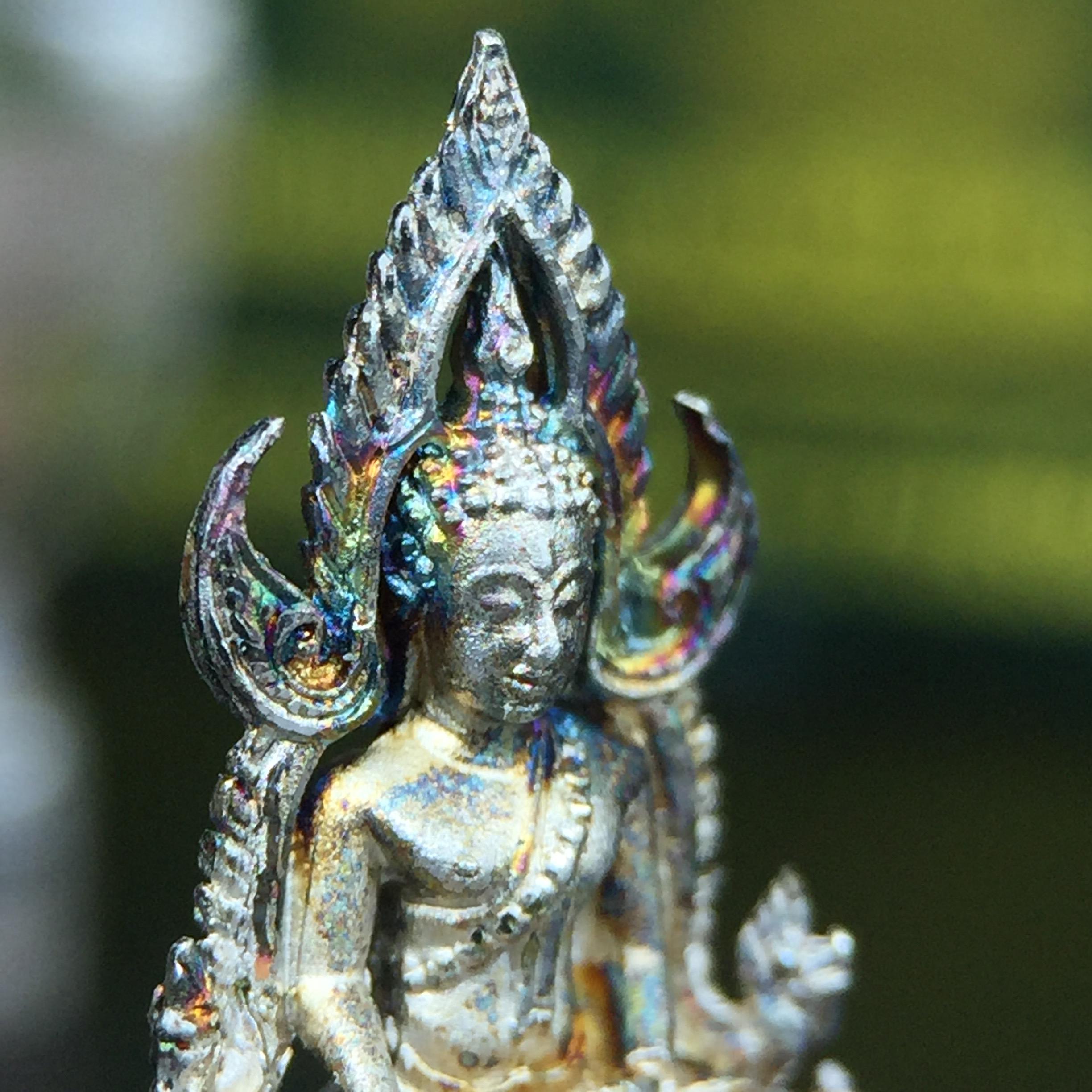 พระพุทธชินราช(จำลอง) ภปร. 84 พรรษา เนื้อเงินชุบทองคำขาว พิมพ์เล็กขนาดหน้าตัก 1/4 นิ้ว (สภาพผิวเดิมขึ้นสีรุ้งธรรมชาติ สวยเสน่ห์พระเนื้อเงิน สีสันที่ธรรมชาติสรรค์สร้าง) (พระราชทานมวลสาร จิตรลดาและเส้นพระเจ้า(เส้นผม ร.9))พุทธศิลป์ทรงคุณค่าอีกหนึ่งรุ่นยอดนิยม