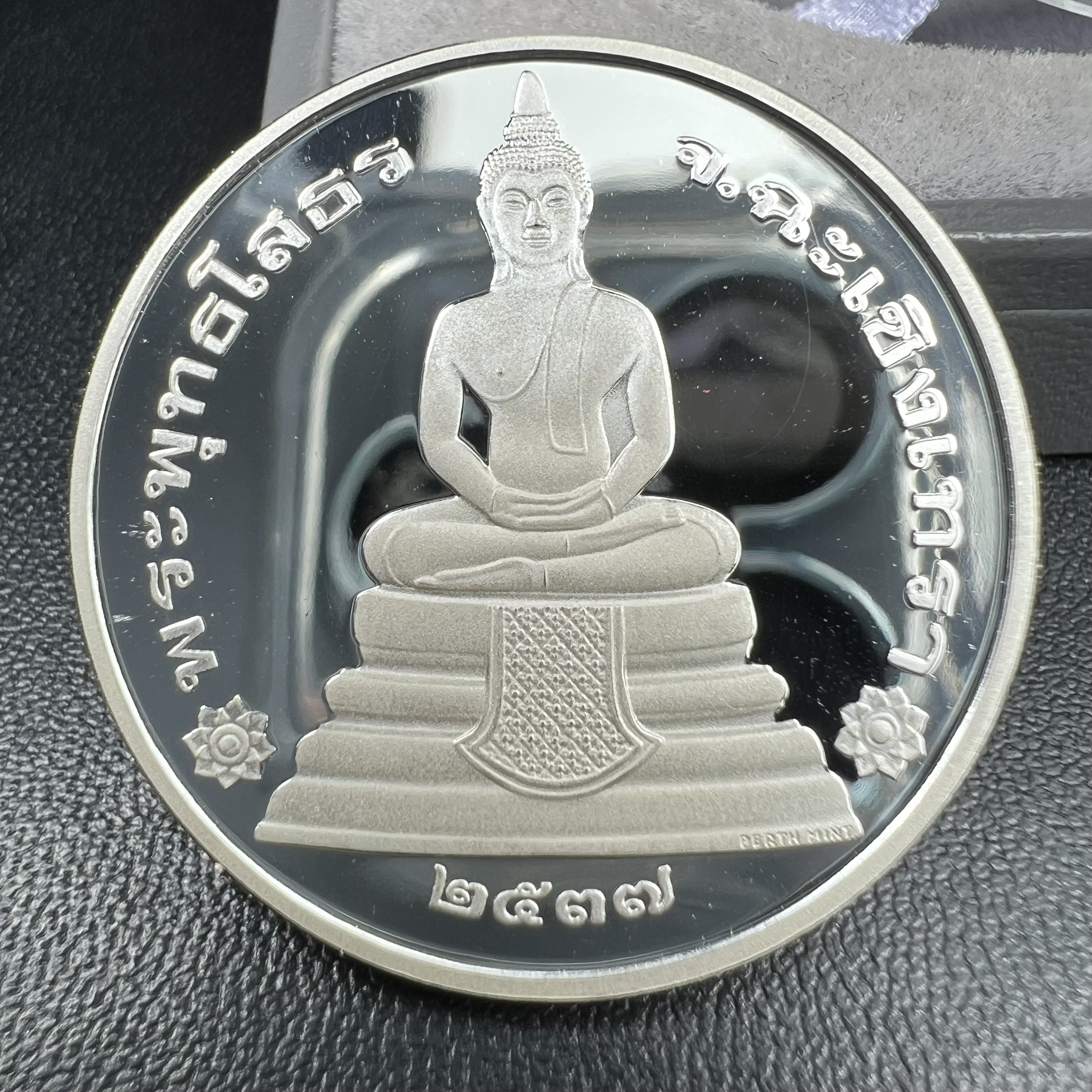 เหรียญพระพุทธโสธร รุ่นนานาชาติ(รุ่นแรก) วัดโสธรวรารามวรวิหาร ปี 2537 พิมพ์โสธรสองหน้า เนื้อเงินขัดเงา ขนาด 3.2 มม. จากโรงงานกษาปณ์เพิร์ธ ประเทศออสเตรเลีย(PERTH MINT AUSTRALIA) อันโด่งดังระดับโลก สภาพสวยพร้อมกล่องเดิมครบสมบูรณ์ (1 ใน 5000 เหรียญ)
