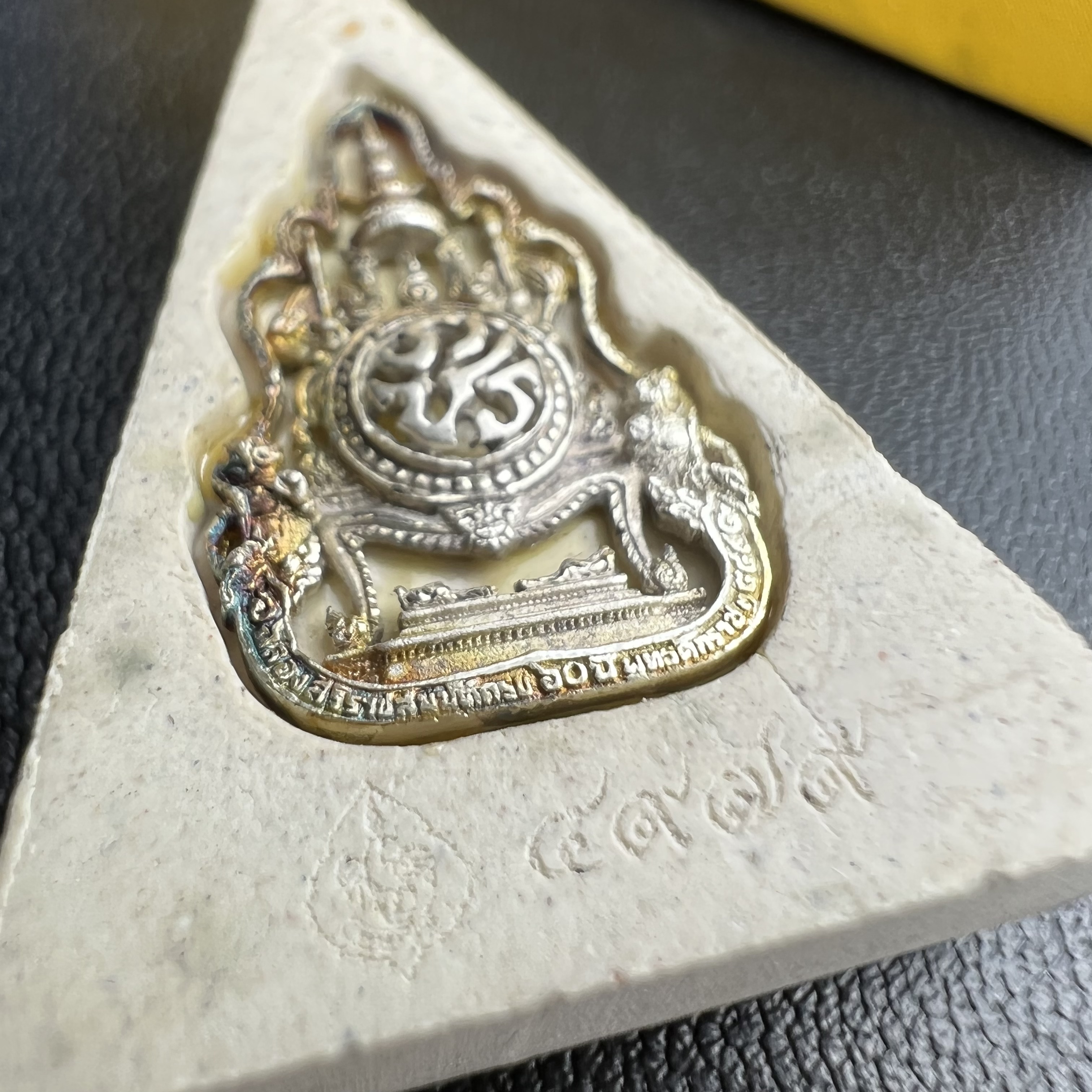 พระแก้วมรกต(จำลอง)ทรงเครื่องฤดูร้อน พระผงบูชา ด้านหน้าปิดทอง ด้านหลังตราสัญลักษณ์ฉลองสิริราชสมบัติครบ 60ปี เนื้อเงิน(รุ่นนี้ได้พระราชทานเส้นพระเจ้า(เส้นผม)รัชกาลที่9ในการจัดสร้าง)