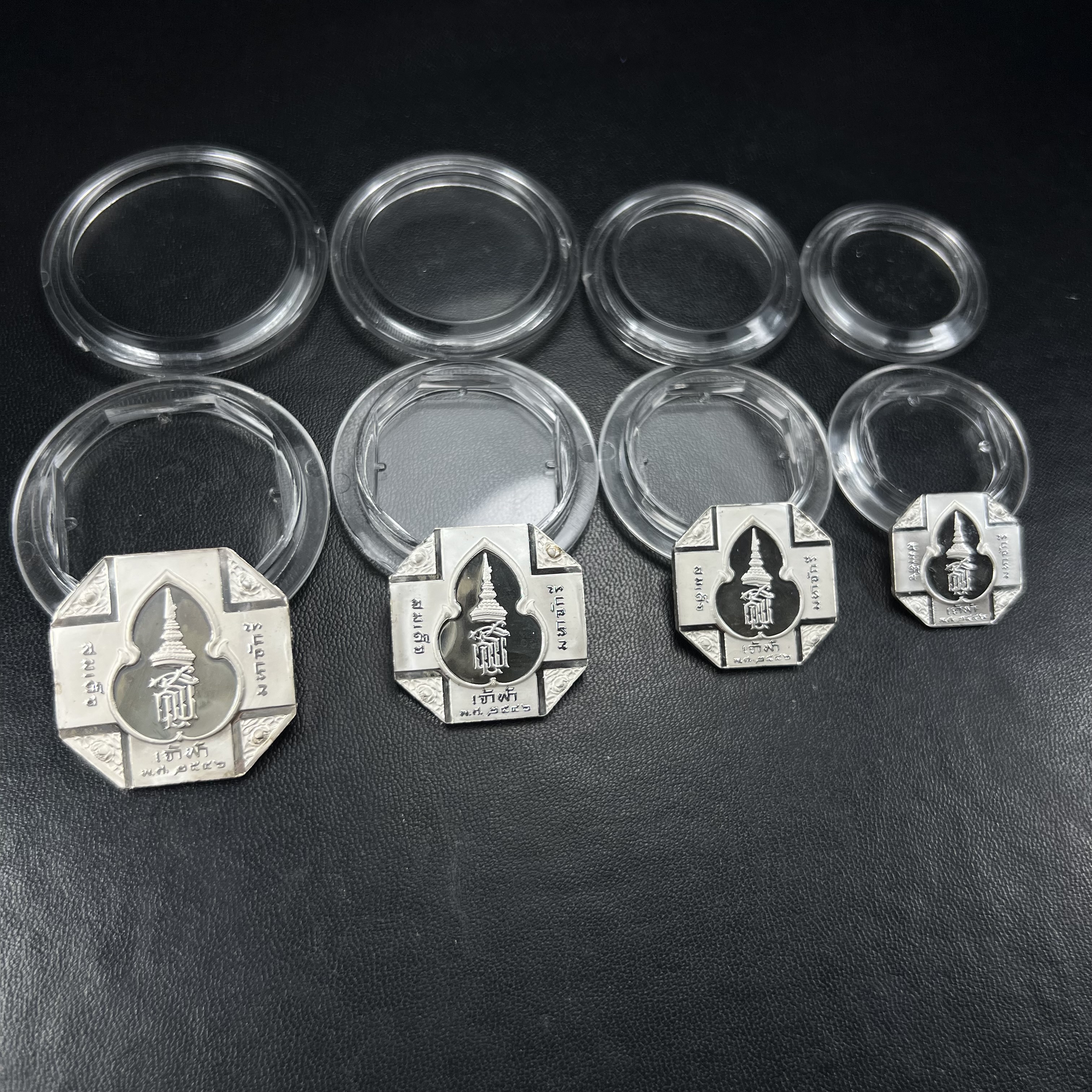 เหรียญหลวงพ่อทวด รุ่นสมเด็จเจ้าฟ้ามหาจักรี 48พรรษา โดยสภากาชาดไทย ปี2546 ชุดเหรียญเนื้อเงิน4ขนาด(ครบชุดพร้อมตลับบรรจุเดิม)พุทธาภิเษก ณ วัดช้างให้ จังหวัดปัตตานี