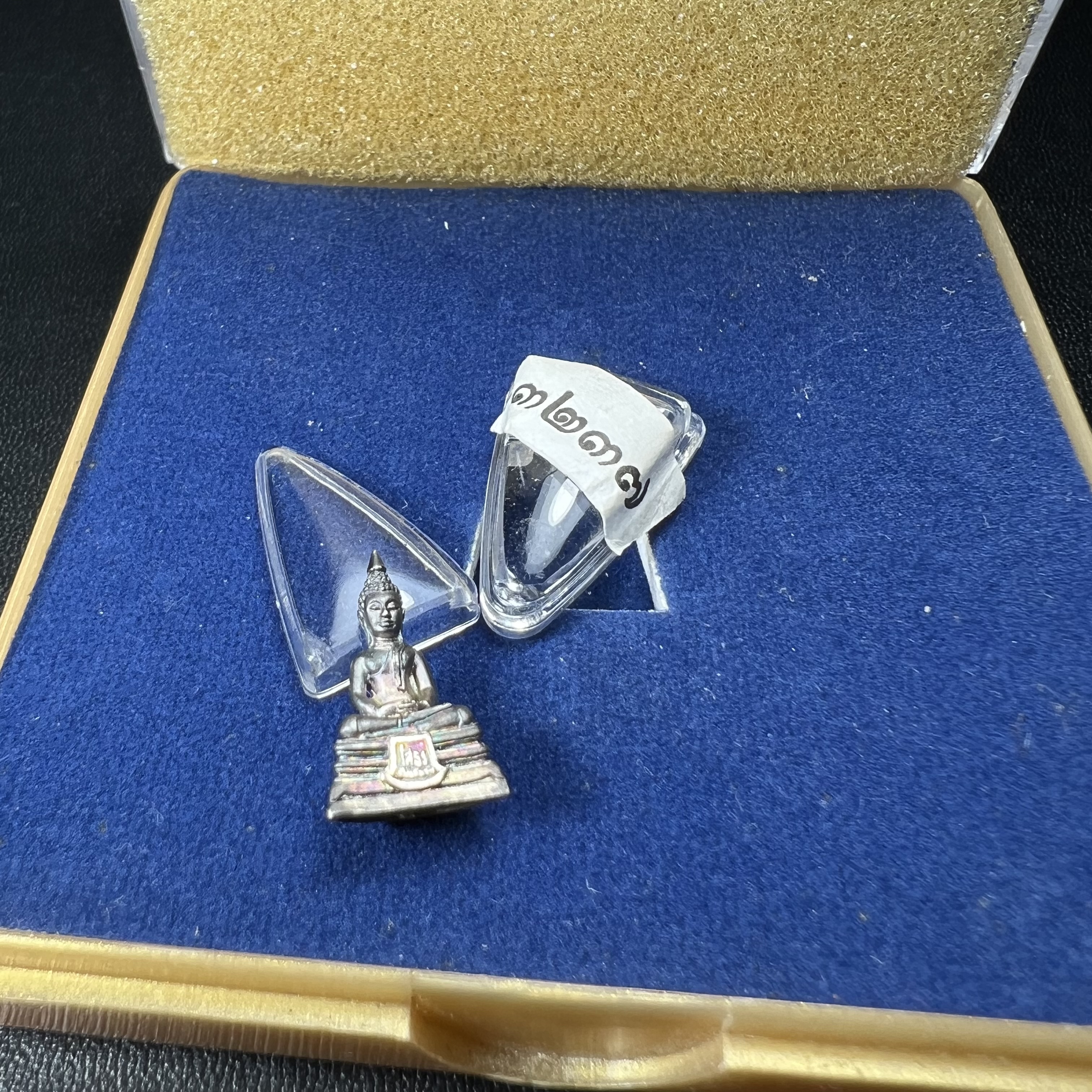 พระพุทธโสธร คุ้มเกล้าฯ ภปร.(ใต้ร่มพระบารมี คุ้มเกล้า) 60ปี รพ.ภูมิพลฯ พ.ศ.2552 เนื้อเงิน ชุบทองคำขาว(พิมพ์เล็กขนาด 11.5*10.5 มม.)เนื้อเงินผิวเดิมกลับดำขึ้นสีรุ้งเข้มขลังงดงามธรรมชาติสร้างสรรค์ สภาพสวยเดิมพร้อมกล่องบรรจุเดิม ตอกโค๊ดหมายเลขกำกับ