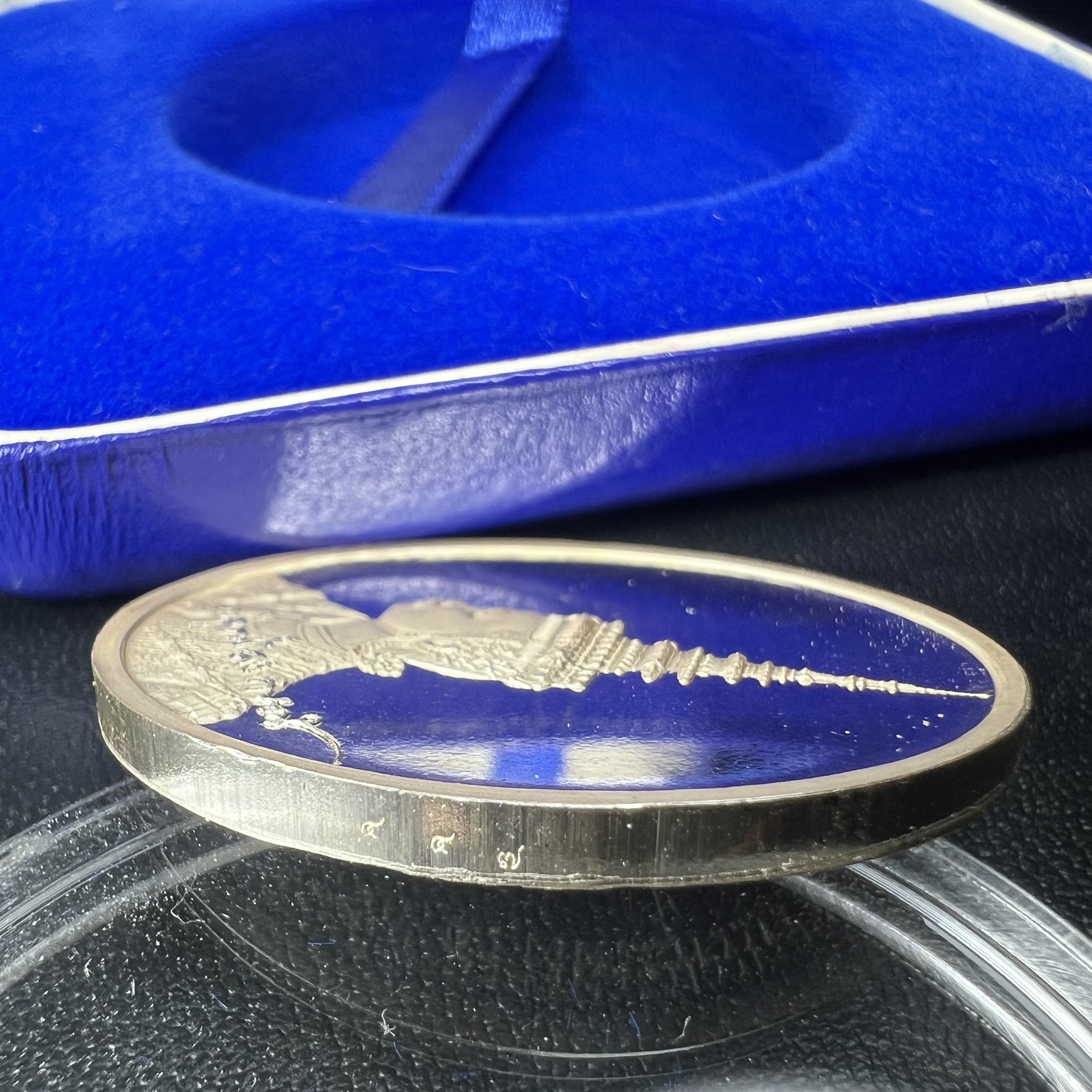 เหรียญ พระปิยมหาราช ที่ระลึกสร้างพระบรมราชานุสาวรีย์ รัชกาลที่ 5 สุพรรณบุรี พ.ศ.2541เนื้อเงินขัดเงา ตอกโค๊ตหมายเลข 447 พร้อมกล่องบรรจุเดิม(วาระหายากพบเจอน้อย)