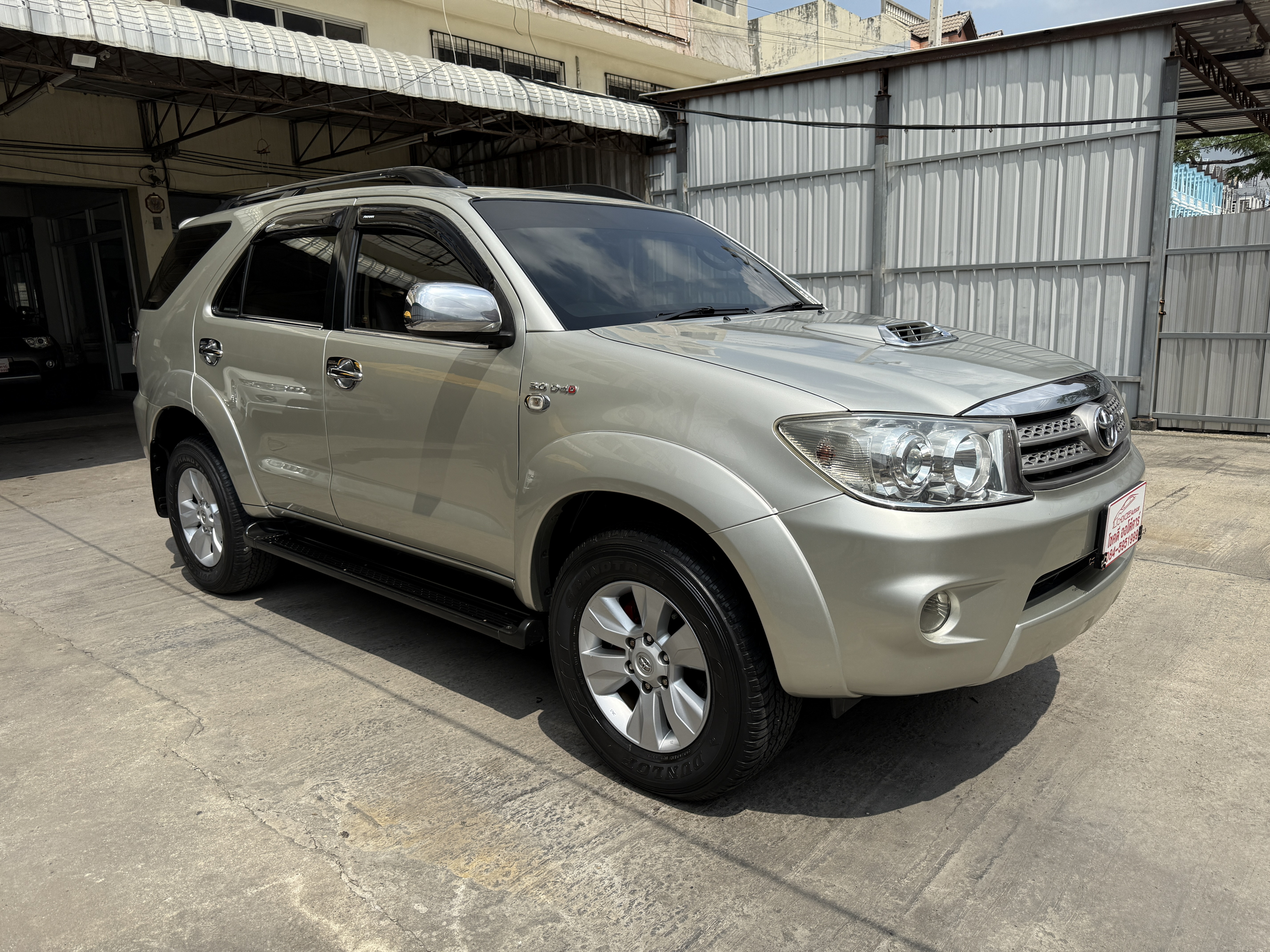 Toyota Fortuner 3.0 V 2WD At 2010 เงิน
