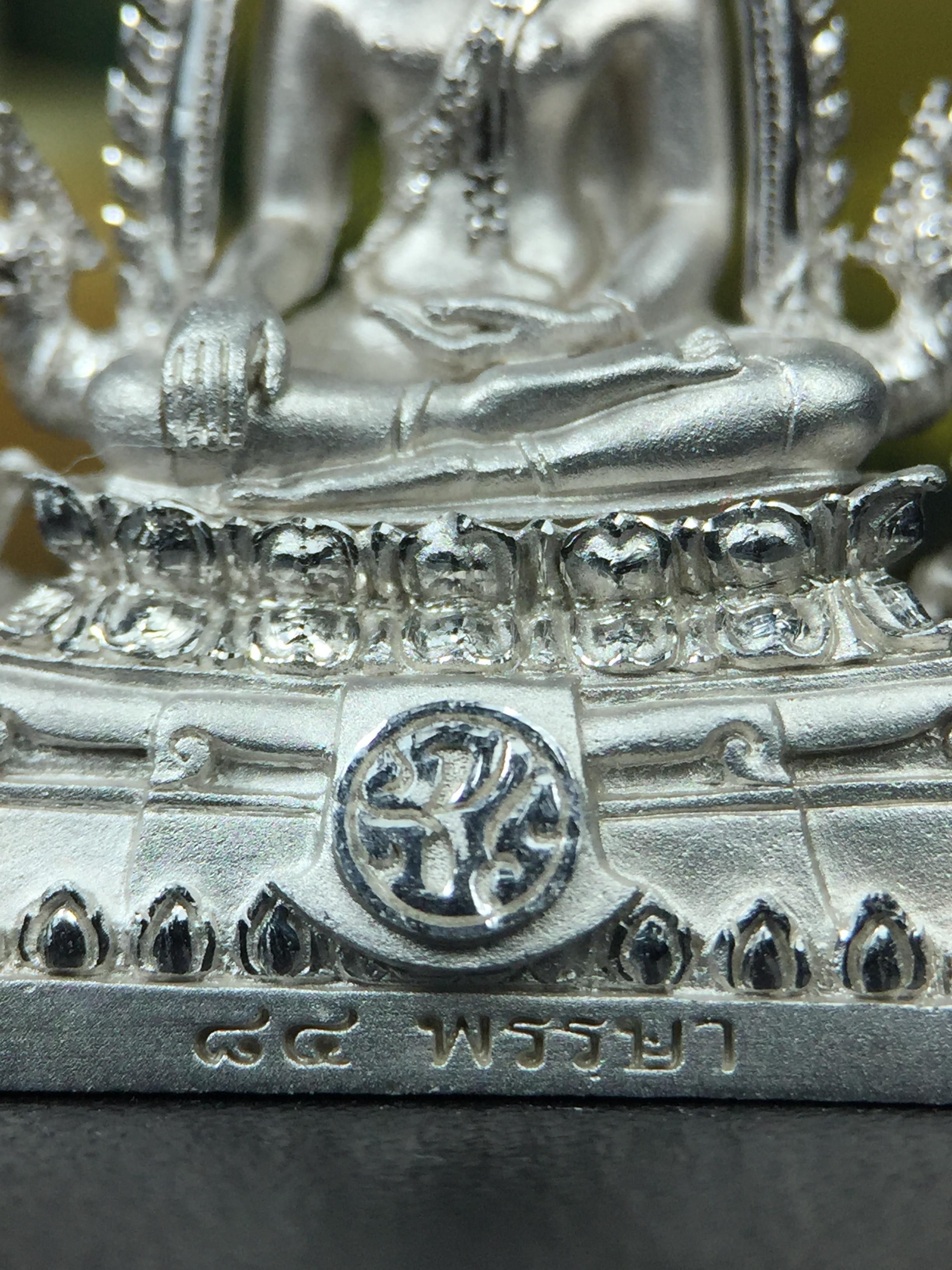 พระพุทธชินราช(จำลอง) ภปร. 84 พรรษา ปี 2554 เนื้อเงินชุบทองคำขาว พิมพ์กลางขนาดหน้าตัก 1/2 นิ้ว(พระราชทานมวลสาร จิตรลดาและเส้นพระเจ้า(เส้นผม)รัชกาลที่9)พุทธศิลป์ทรงคุณค่าอีกหนึ่งรุ่นยอดนิยม