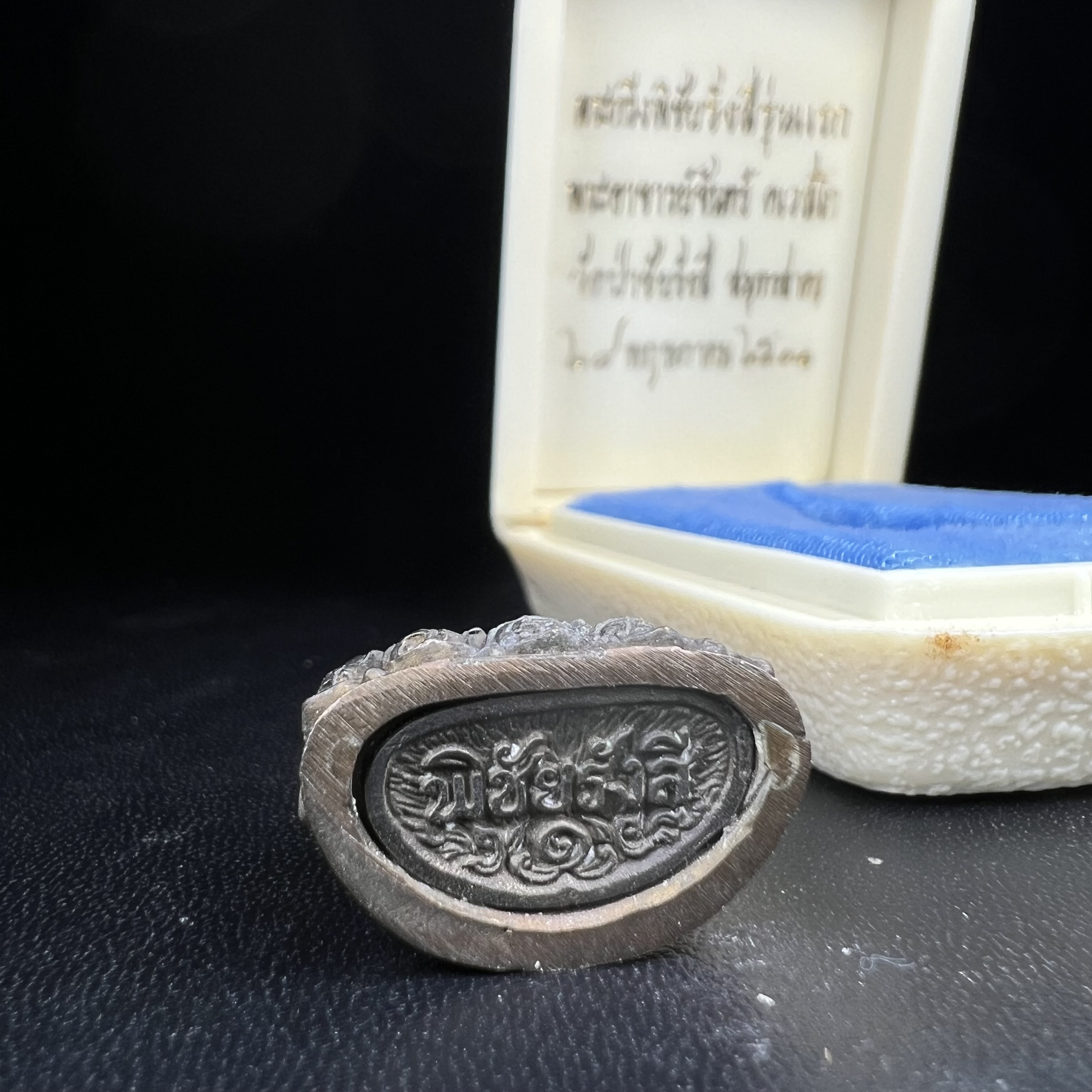 พระกริ่งพิชัยรังสี รุ่นแรก วัดป่าชัยรังสี จ.สมุทรสาคร ปี 2531 เนื้อนวโลหะ ออกแบบโดยนายช่างเกษม มงคลเจริญ ช่างมือหนึ่งแห่งยุค ปลุกเสกโดยพระเกจิอาจารย์ที่มีชื่อเสียงในยุคนั้นมาร่วมพิธีกันหลายรูป พุทธศิลป์ออกแบบได้สวยงดงาม พร้อมกล่องบรรจุเดิมครบ