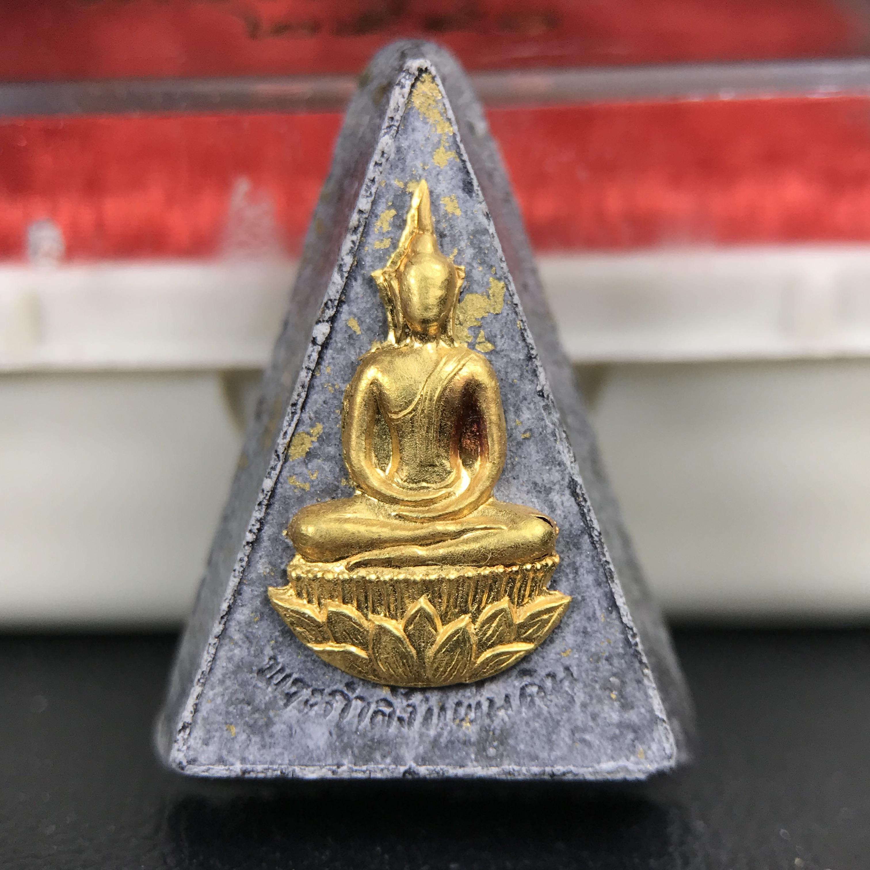 พระกำลังแผ่นดิน พระราชทาน วัดบวรนิเวศวิหาร ปี 2539 พิมพ์เล็กหน้ากากทองคำ (ในหลวง รัชกาลที่ 9 พระราชทานมวลสารจิตรลดา)นิยมหายาก