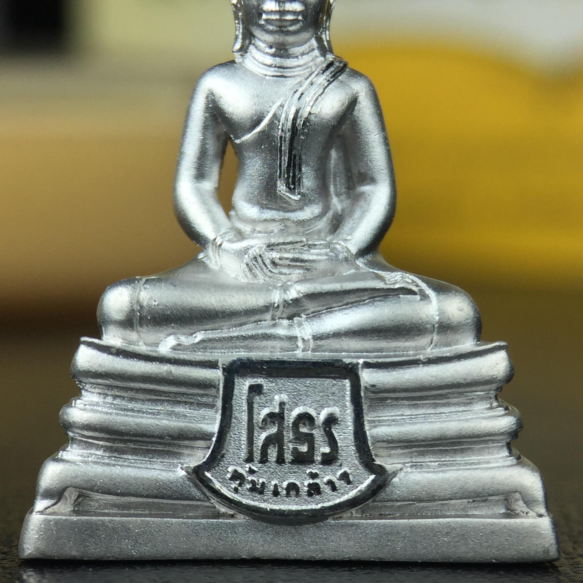 พระพุทธโสธร คุ้มเกล้าฯ ภปร.(ใต้ร่มพระบารมี คุ้มเกล้า) 60ปี รพ.ภูมิพลฯ พ.ศ.2552 เนื้อเงิน ชุบทองคำขาว(ลอยองค์พิมพ์ กลาง ขนาด 26*18.5 มม.) 1 ใน 5000 องค์ หายาก