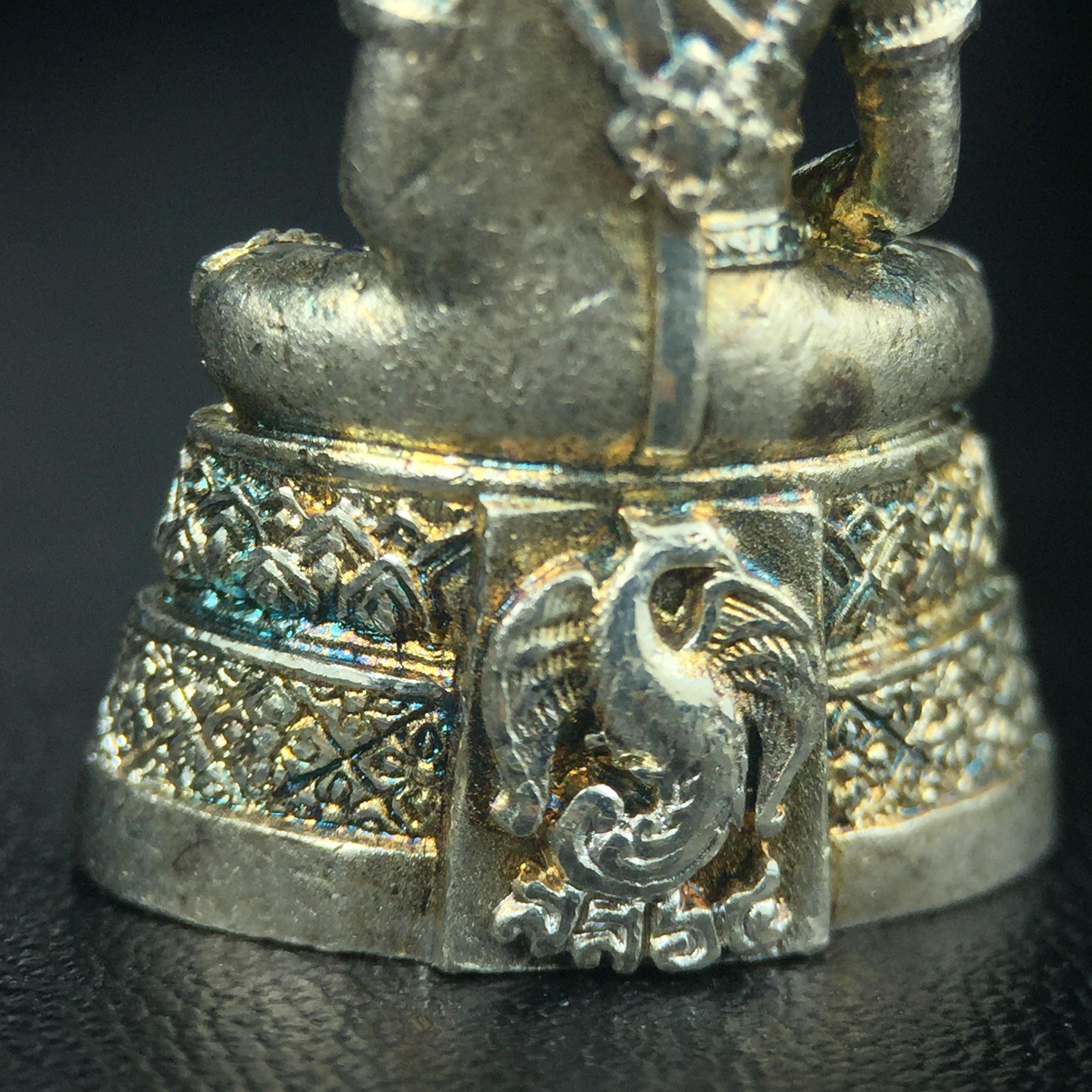 พระแก้วมรกต กรมสรรพสามิตจัดสร้างขึ้นเนื่องในโอกาสครบรอบ 64 ปีของกรมสรรพสามิต และเนื่องในวโรกาสที่พระบาทสมเด็จพระเจ้าอยู่หัวทรงครองราชย์ครบ50ปีเมื่อ พ.ศ.2539 เนื้อเงินทรายนวลขัดเงา(ผิวเดิมๆขึ้นสีรุ้งธรรมชาติสวย(สเน่ห์พระเนื้อเงินสีสันที่ธรรมชาติสรรค์สร้าง)