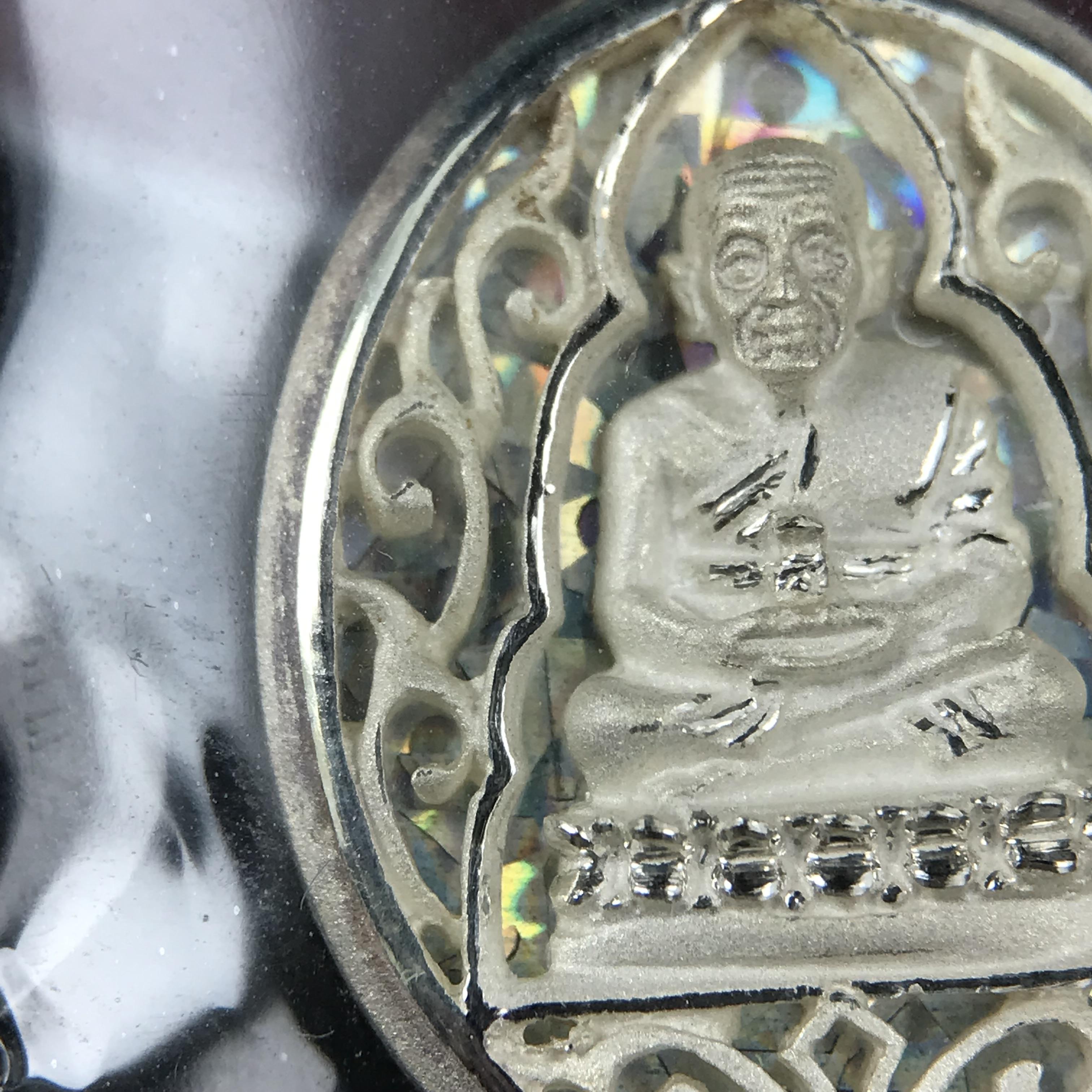 เหรียญหลวงพ่อทวด รุ่นมงคลบารมี วัดประสาทบุญญาวาส ปี 2545 เนื้อเงิน พิมพ์ทรงรูปไข่เล็ก(ขนาด 2.0*1.8 ซม.)ฉลุลายฉากพี้นหลังสีรุ้งสามมิติสวยงาม ตอกโค๊ตมีหมายเลข สภาพสวยซีนซองเดิมพร้อมกล่องบรรจุเดิมครบ***เดินทางปลอดภัยหลวงพ่อทวดคุ้มครอง****