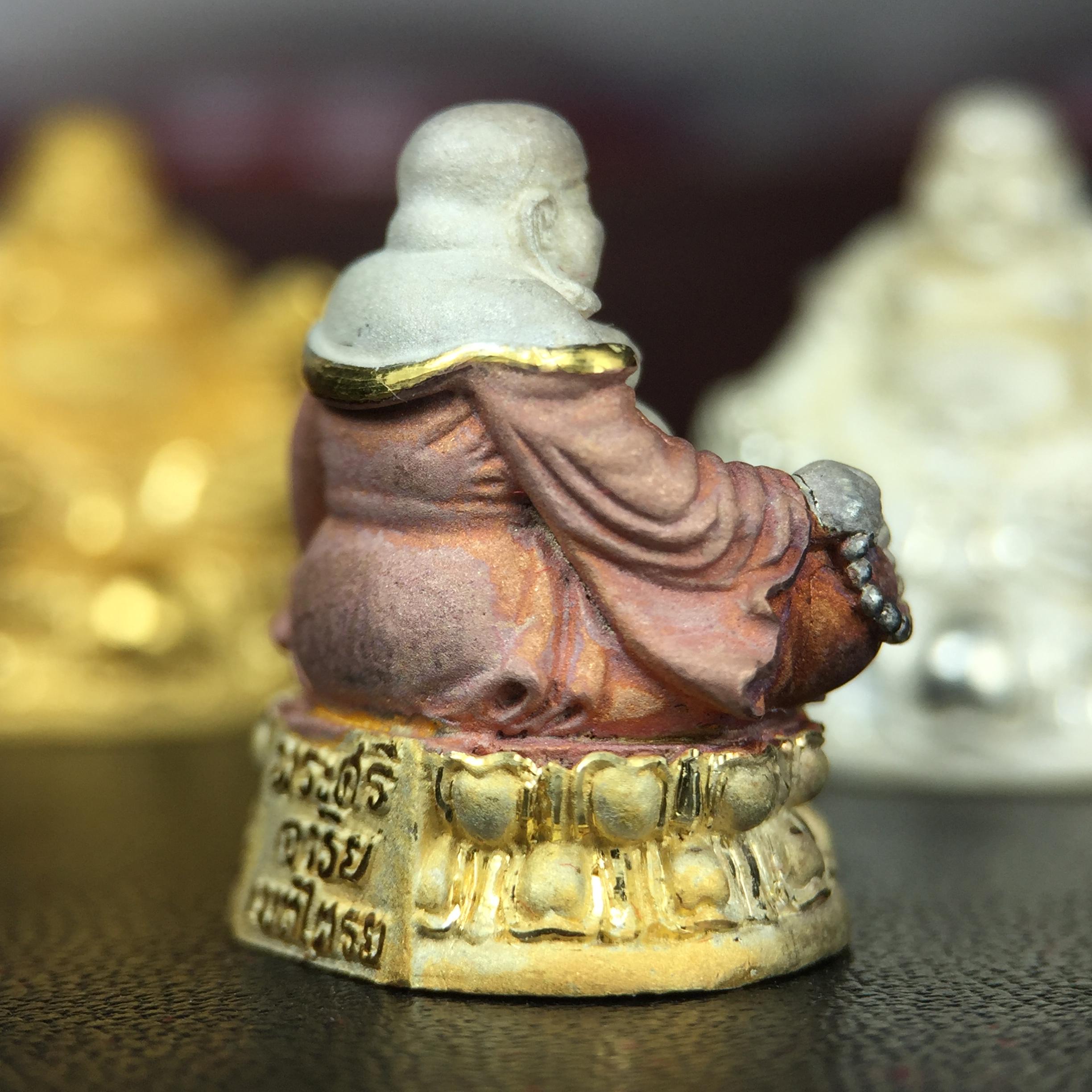 รูปหล่อลอยองค์ พระศรีอริยะเมตตรัยโพธิสัตว์(พระสังกัจจายน์)ชุดทองคำ(เนื้อทองคำ(15.44 กรัม)+เนื้อเงินสามกษัตริย์+เนื้อเงิน) โครงการสร้าง พระศรีอริยะเมตตรัยมหาโพธิสัตว์ น้อมถวายพระบาทสมเด็จพระเจ้าอยู่หัว ทรงครองศิริราชสมบัติครบ 50 ปี วัดโพธิ์แมนคุณาราม