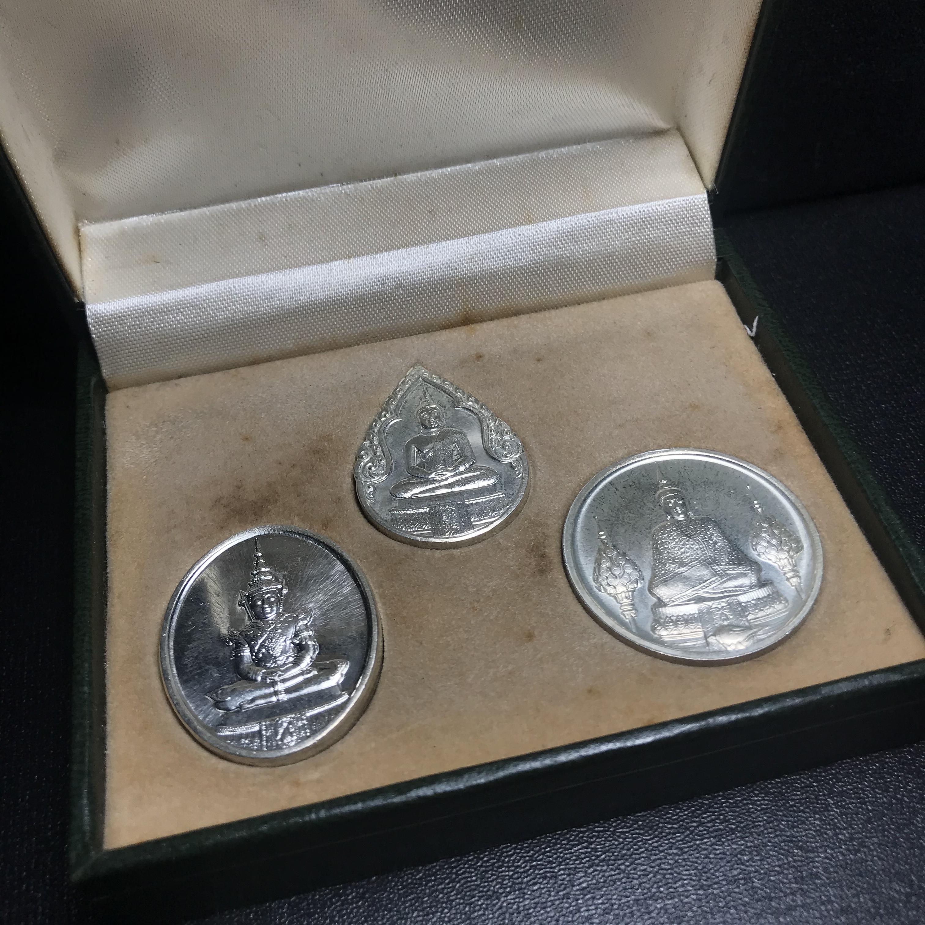 เหรียญพระแก้วมรกตหลัง ภปร ฉลองกรุงรัตนโกสินทร์ครบ 200 ปี พ.ศ.2525 เนื้อเงินกล่องบรรจุเดิมครบ3พิมพ์(บล็อกพระราชศรัธา)(ในหลวงรัชกาลที่9 เสด็จในพิธี)