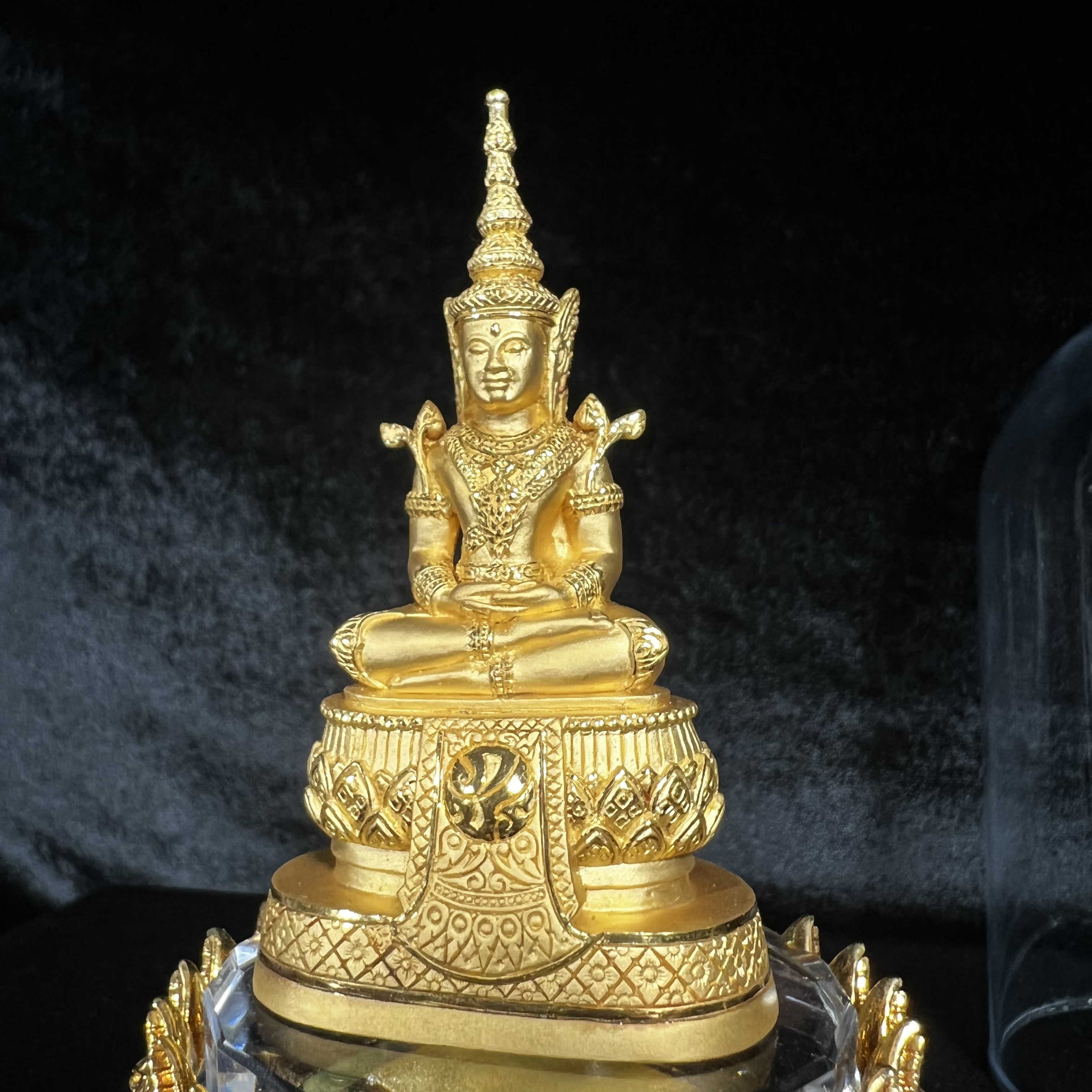 พระแก้วมรกต ภปร.(รุ่นแรก) ปี2545 รุ่นฉลองกรุงรัตนโกสินทร์ครบ 220 ปี หล่อลอยองค์ เนื้อทองคำบริสุทธิ์99.99% ขนาดบูชา 50*90 มม. พร้อมฐานวางครอบแก้วเดิม(สวยงามและหายากมาก)(1ใน1000องค์)