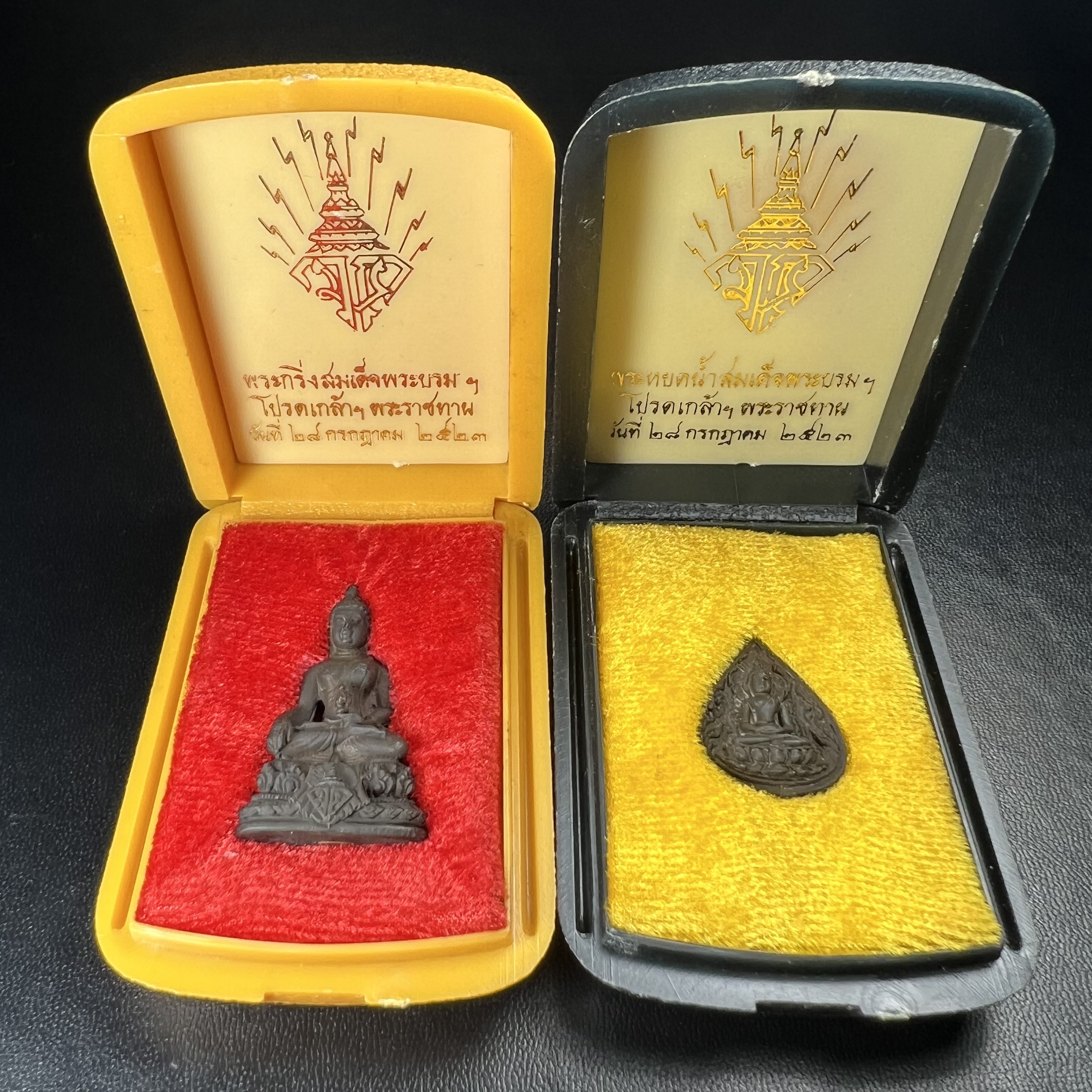 พระกริ่ง+พระหยดน้ำ มวก(รุ่นแรก)พระราชทาน ปี2523 วัดบวรนิเวศวิหาร เนื้อนวโลหะกล่องบรรจุเดิม(คัดสวยคมชัด เนื้อนวโลหะเข้มขลังตามแบบฉบับงานแกะแม่พิมพ์โดย นายช่างเกษม มงคลเจริญ แบบนิยม พร้อมกล่องบรรจุเดิม)(หลวงปู่โต๊ะร่วมปลุกเสก)