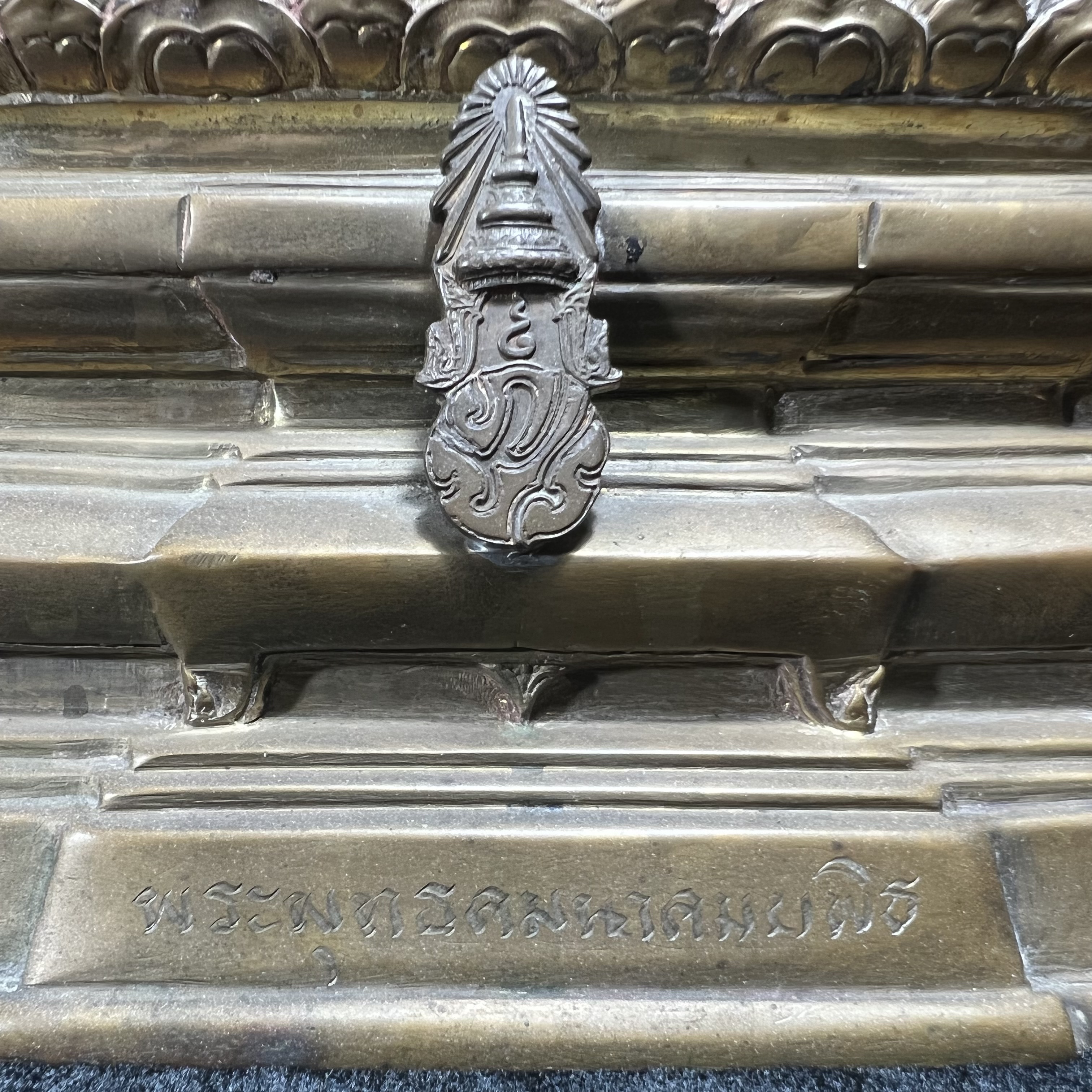 พระพุทธคมนาคมบพิธ (พระพุทธสิหิงค์จำลอง) ภปร. ครบรอบ 84 ปี กระทรวงคมนาคม พ.ศ.2539 หน้าตัก 5 นิ้ว เนื้อลำอู่แดง(หายาก)