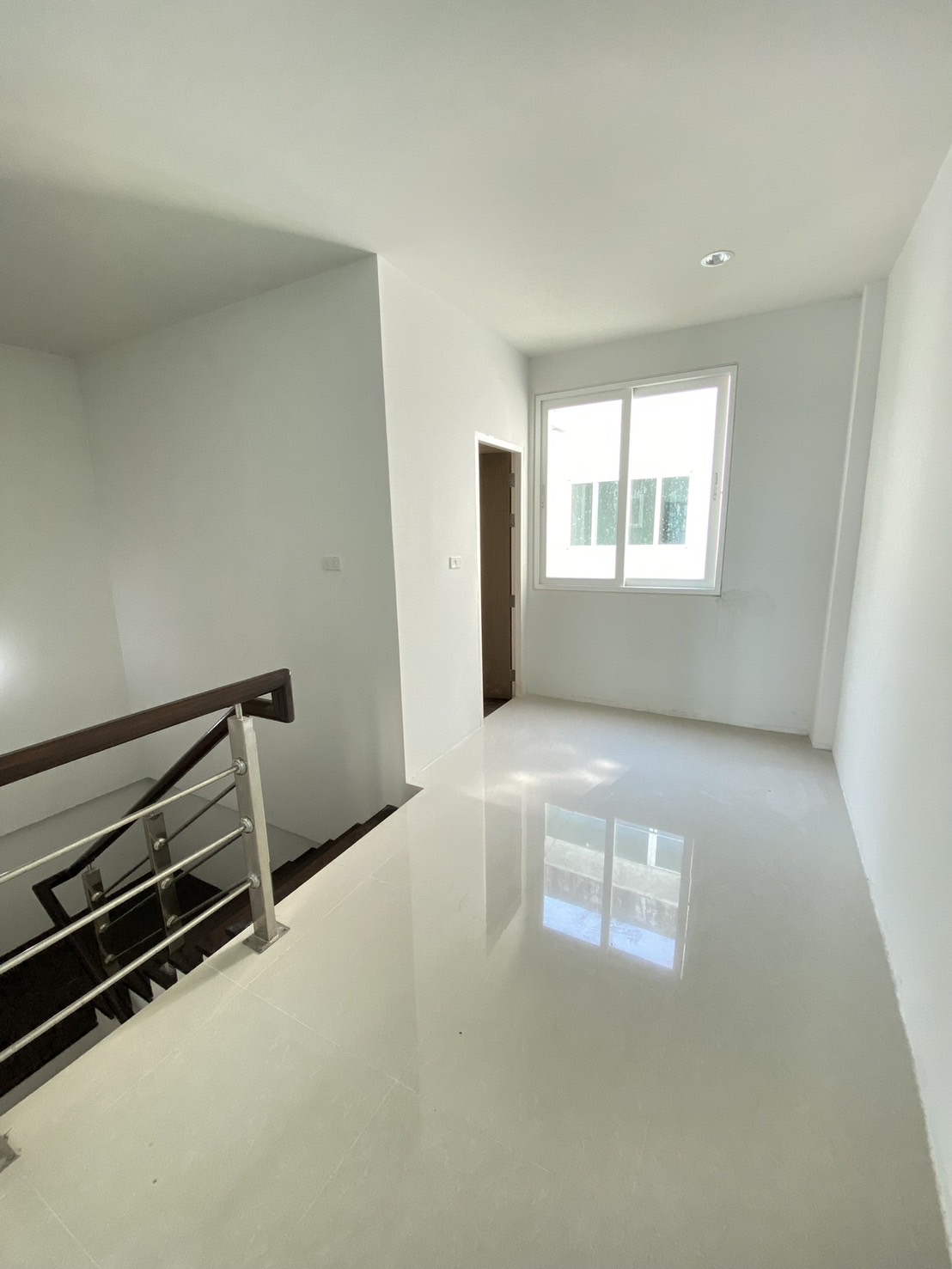 For Sales : Sea front, 2-Story commercial buildings, 3 Bedroom 6 Bathroom