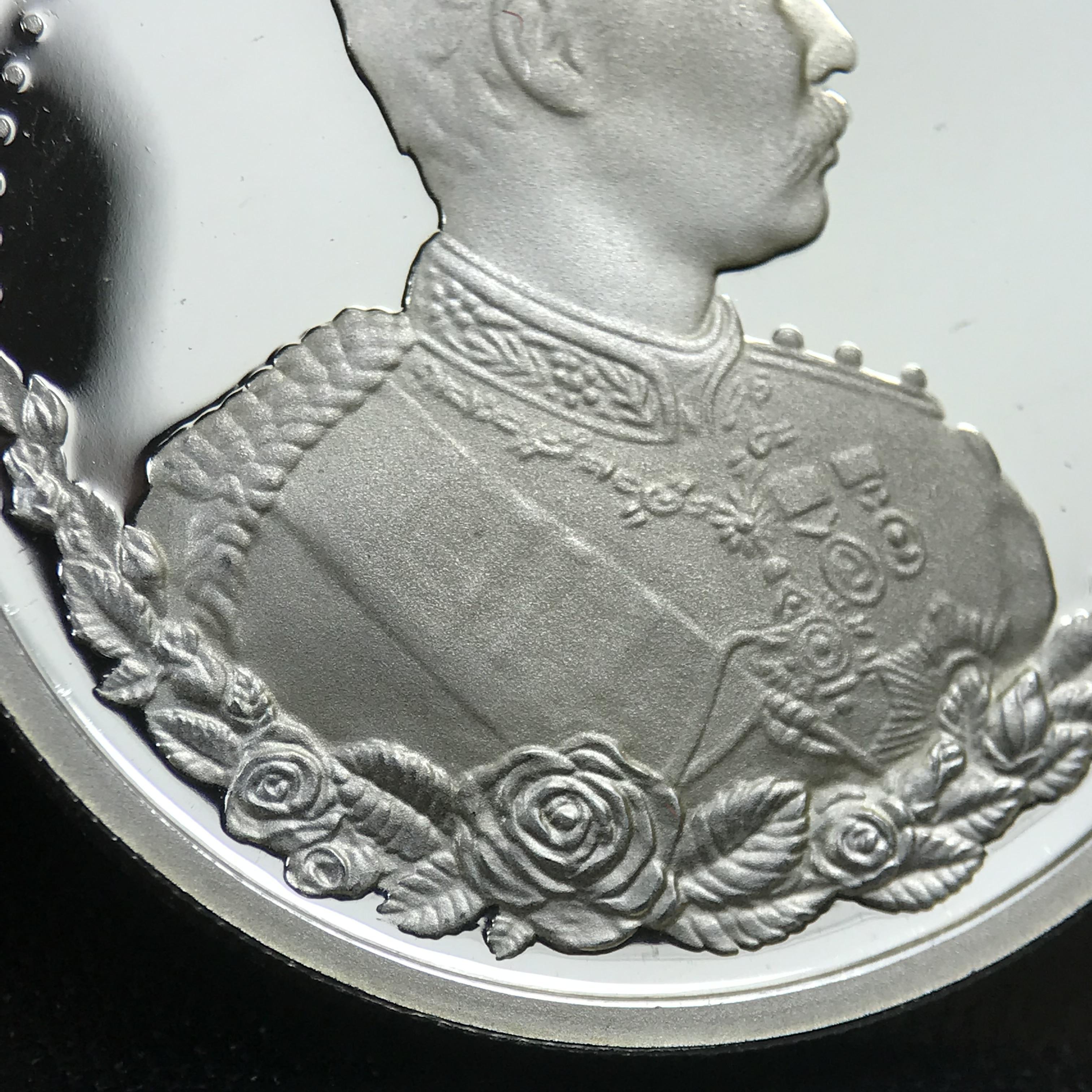 เหรียญรัชกาลที่ 5 หลัง 12 นักษัตริย์ รุ่นมหาลาภ ปี 2539 เนื้อเงินขัดเงา บล็อกนอก(เพิร์ธ)ออสเตรเรีย ขนาด 3.2 ซ.ม. กล่องบรรจุเดิมครบสมบูรณ์สวยงาม พิธีพุทธาภิเษก ณ.พระอุโบสถ วัดพระแก้ว สมเด็จพระญาณสังวร สมเด็จพระสังฆราช เป็นประธานพิธี