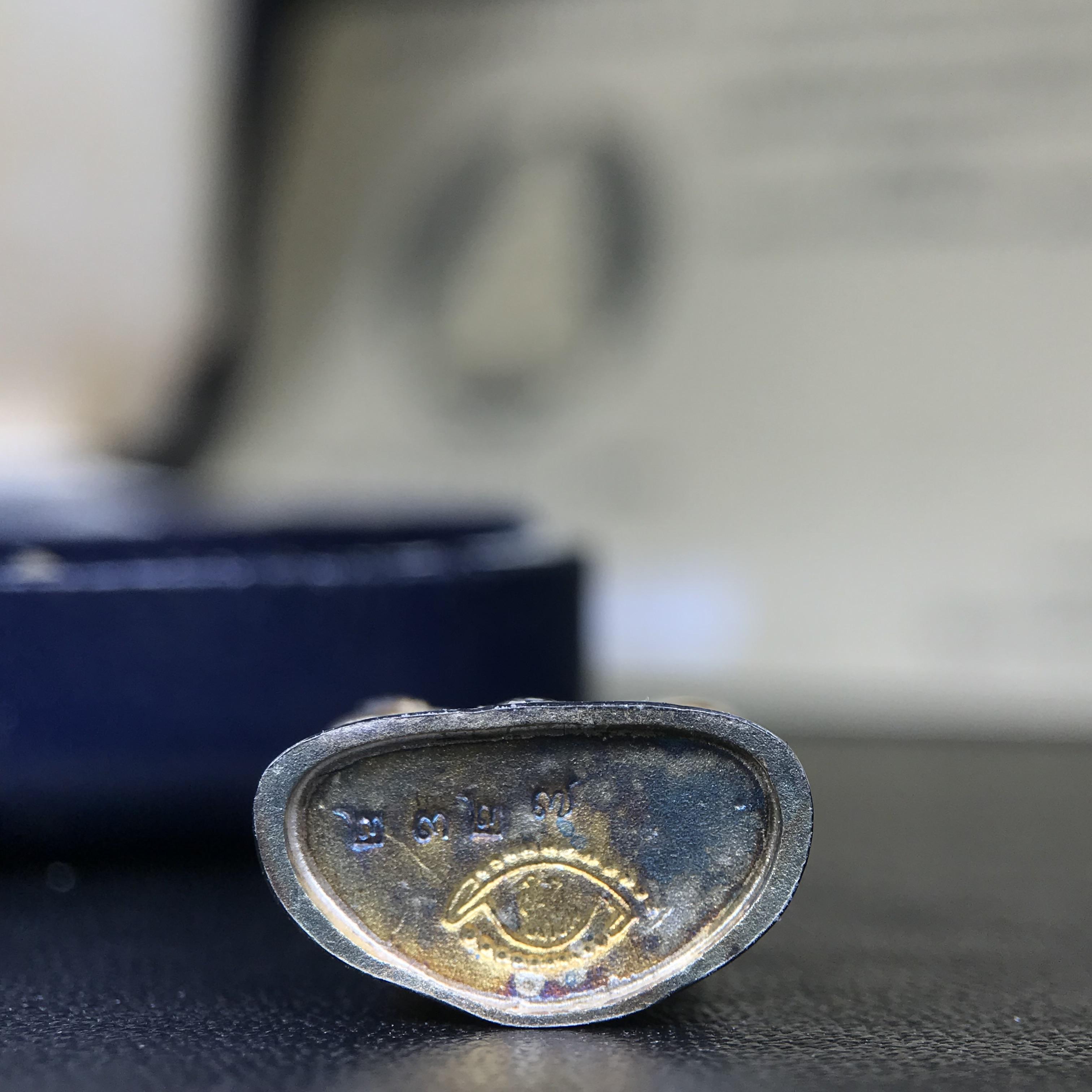 พระกริ่งไพรีพินาศ ญสส.มูลนิธิพิทักษ์ดวงตาประชาชน ฉลองศิริราชสมบัติครองราชย์ 50 ปี รัชกาลที่ 9 เนื้อเงินบริสุทธิ์ 99.9% (เนื้อเงินผิวเดิมติดรุ้งๆสวยเดิม)ขนาดสูง 2.8 ซม. พร้อมกล่องบรรจุเดิมและการ์ดใบรับรองเดิมครบสมบูรณ์(องค์หมายเลข ๒๓๒๗)