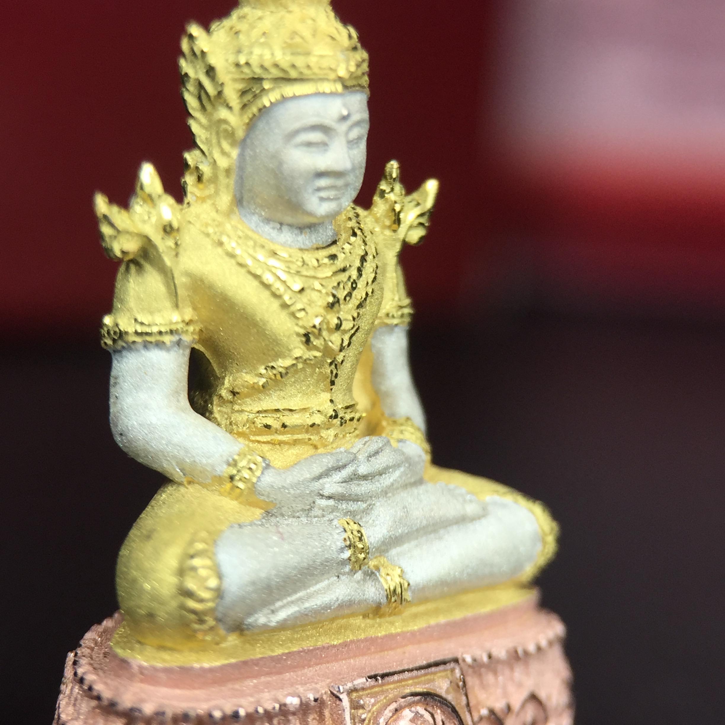 พระแก้วมรกต ภปร.(รุ่นแรก) ปี2545 จัดสร้างในมหาวโรกาส พระบาทสมเด็จพระเจ้าอยู่หัวรัชกาลที่ 9 ครบรอบ 75 พรรษา และฉลองกรุงรัตนโกสินทร์ครบ 220 ปี พิมพ์ลอยองค์ใหญ่ เนื้อเงินบริสุทธิ์ 92.5%(สามกษัตริย์) ขนาด 19*35 มม. พร้อมกล่อง สวยครบสมบูรณ์(องค์หมายเลข 2369)