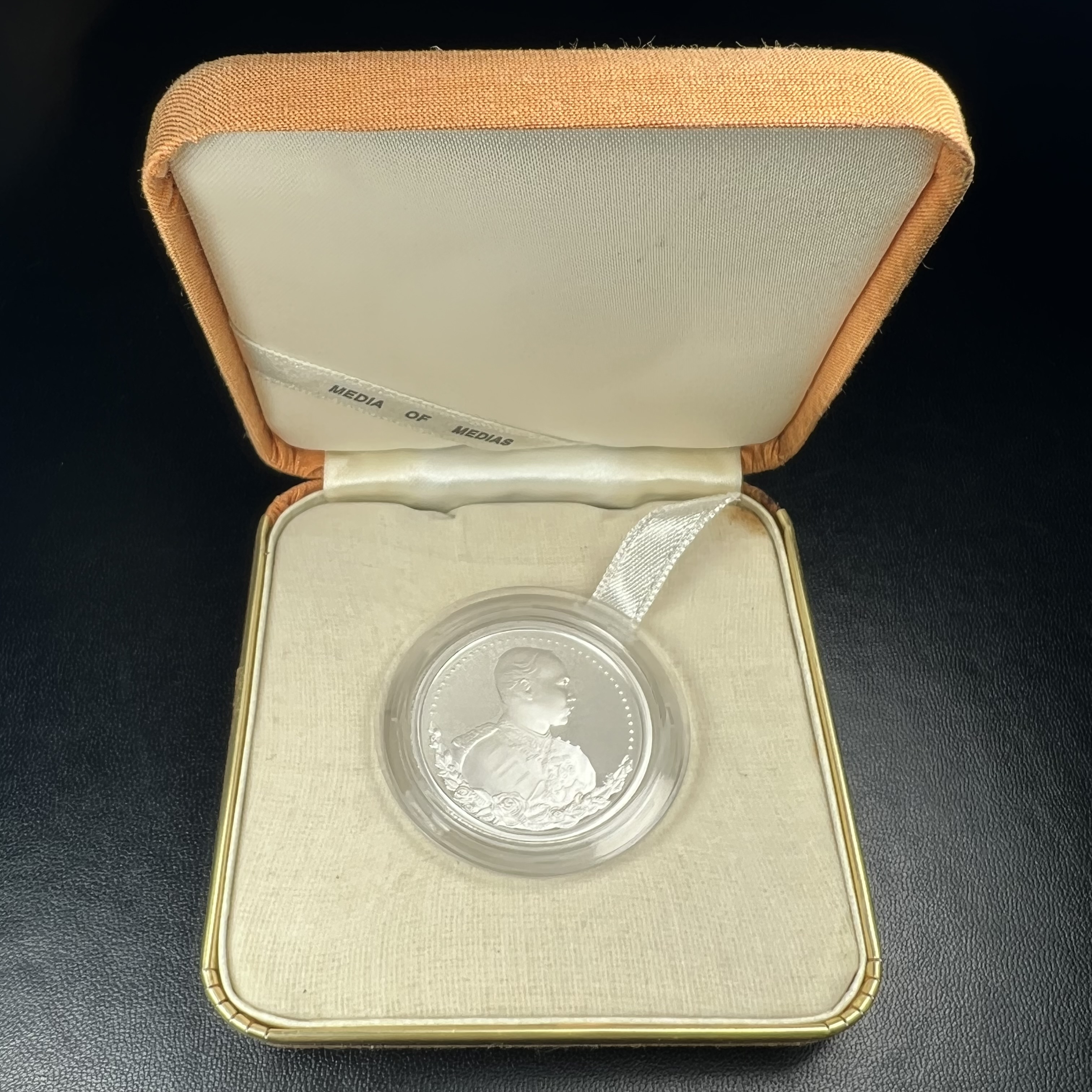 เหรียญรัชกาลที่ 5 หลัง 12 นักษัตริย์ รุ่นมหาลาภ ปี 2539 เนื้อเงินขัดเงา บล็อกนอก(เพิร์ธ)ออสเตรเรีย ขนาด 3.2 ซ.ม. กล่องบรรจุเดิมครบสมบูรณ์สวยงาม พิธีพุทธาภิเษก ณ.พระอุโบสถ วัดพระแก้ว สมเด็จพระญาณสังวร สมเด็จพระสังฆราช เป็นประธานพิธี