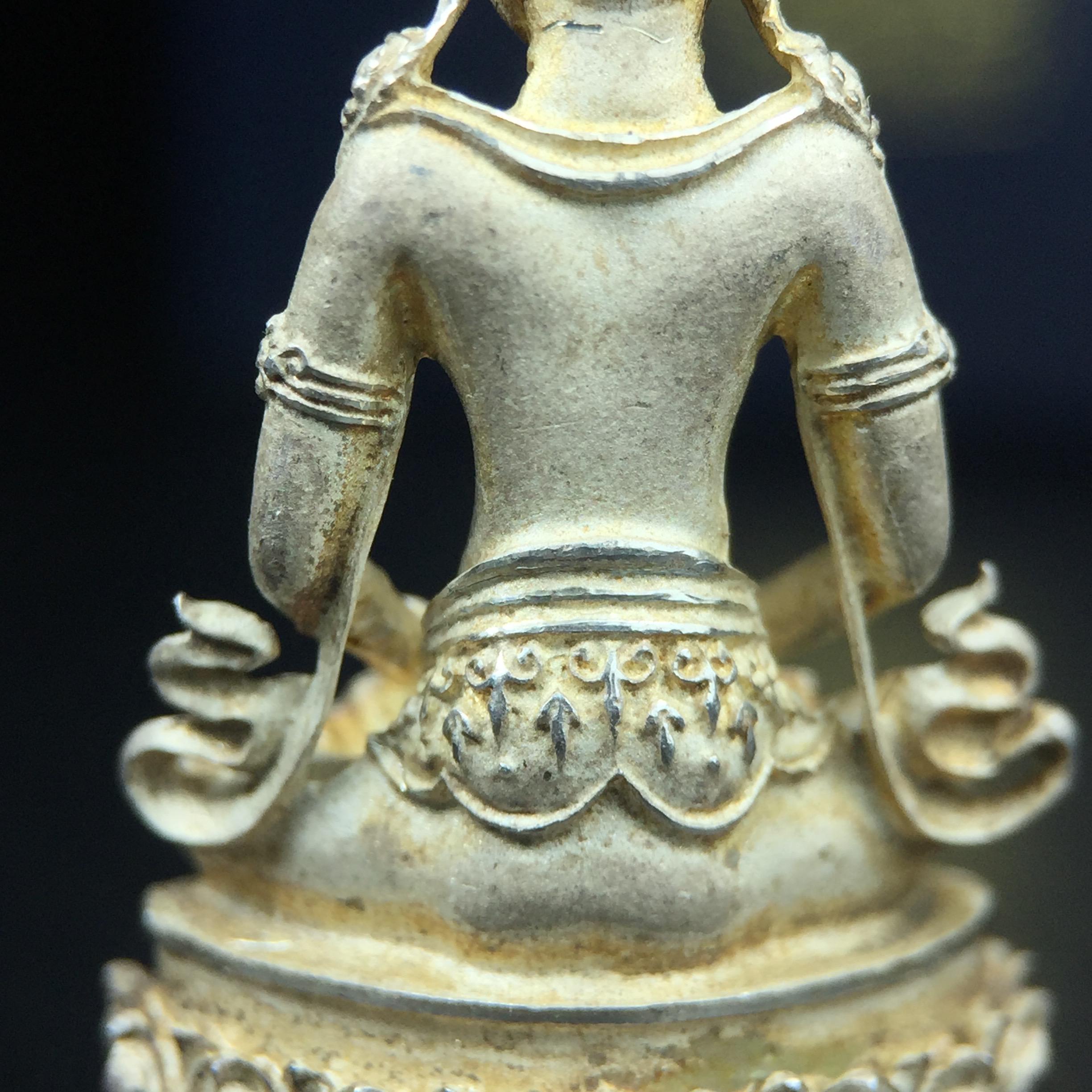 พระกริ่งอวโลกิเตศวร ( เจ้าแม่กวนอิม ) วัดโพธิ์แมนคุณาราม เนื้อเงิน พ่นทราย(ผิวเดิม ขึ้นสีรุ้งธรรมชาติ แบบนิยม เสน่ห์ของพระเนื้อเงิน) รุ่นอุดมโภคทรัพย์ พ.ศ.2539(อีกหนึ่งรุ่นยอดนิยม พุทธศิลป์สวยงดงาม)