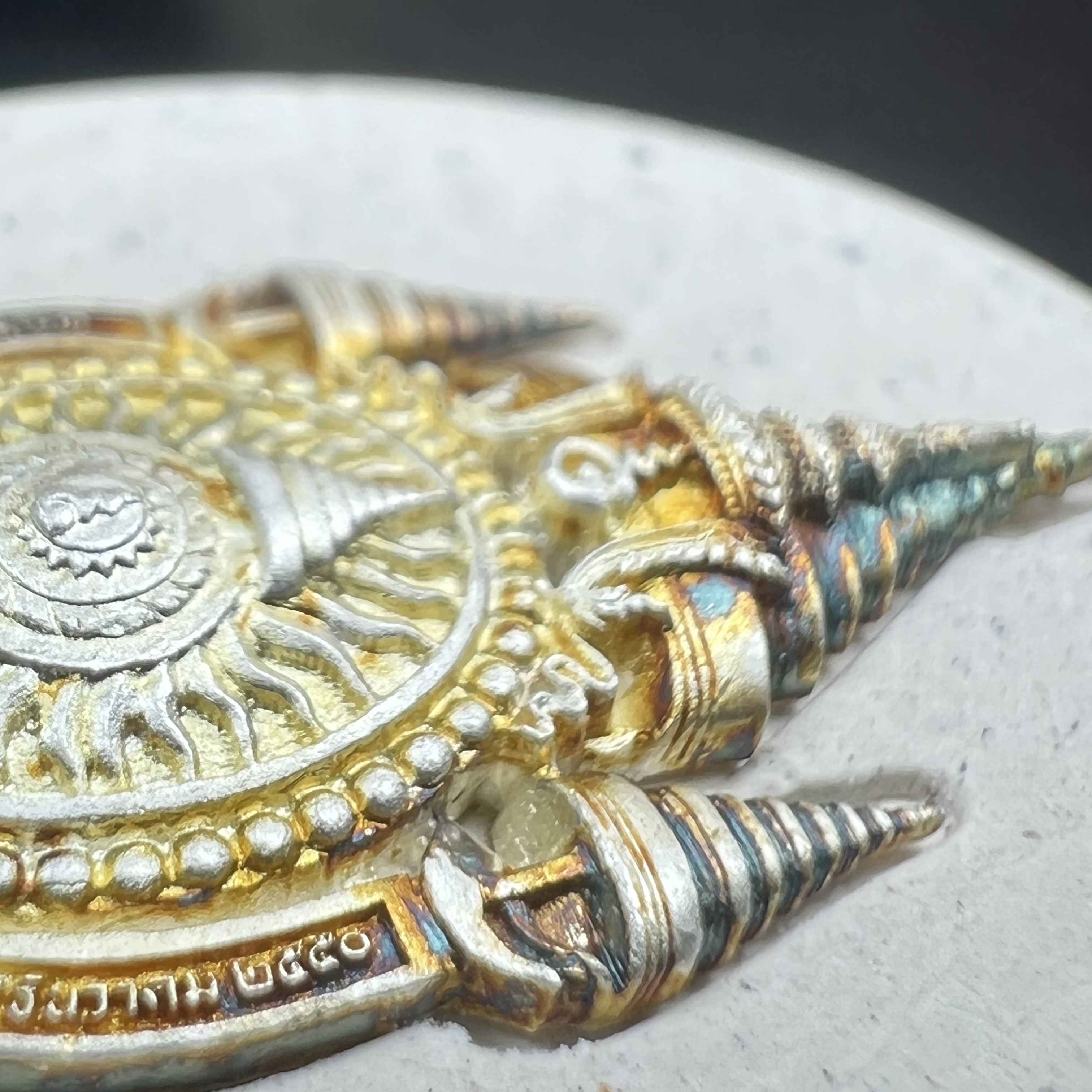 เหรียญรูปหล่อพระบาทสมเด็จพระเจ้าอยู่หัว ในหลวงทรงงาน “รุ่นเย็นศิระเพราะพระบริบาล 80พรรษา มหากษัตริย์คู่แผ่นดินสยาม” พ.ศ.2550 เนื้อผง พุทธคุณ (ผงจิตรลดาพระราชทาน) ด้านหลังสัญลักษณ์ 80 พรรษา เนื้อเงิน(ขนาด 27*35 มม.)พร้อมกล่องบรรจุเดิมครบ