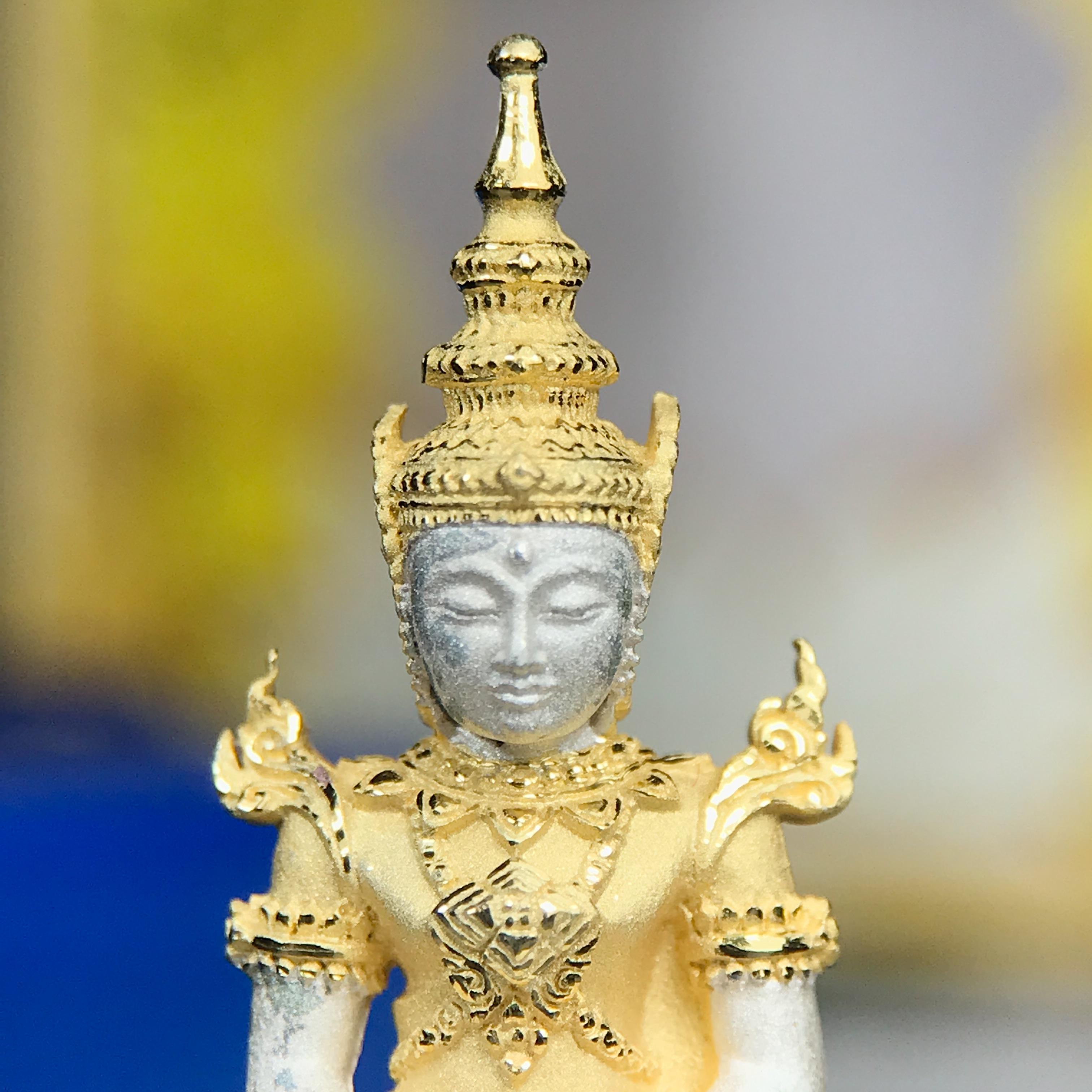 พระแก้วมรกต ทรงเครื่องฤดูร้อน พระราชทานประดิษฐานตราสัญลักษณ์ฉลองสิริราชสมบัติ ครบ 60 ปี ในหลวงรัชกาลที่ 9 พ.ศ.2549 เนื้อเงินสามกษัตริย์ลอยองค์พิมพ์ใหญ่ สูง 3.6 ซม. ขนาดหน้าตัก 1/2 นิ้ว (พิธีใหญ่มหาพุทธาภิเษก ณ พระอุโบสถวัดพระแก้ว เกจิอาจารย์ 108 รูป )