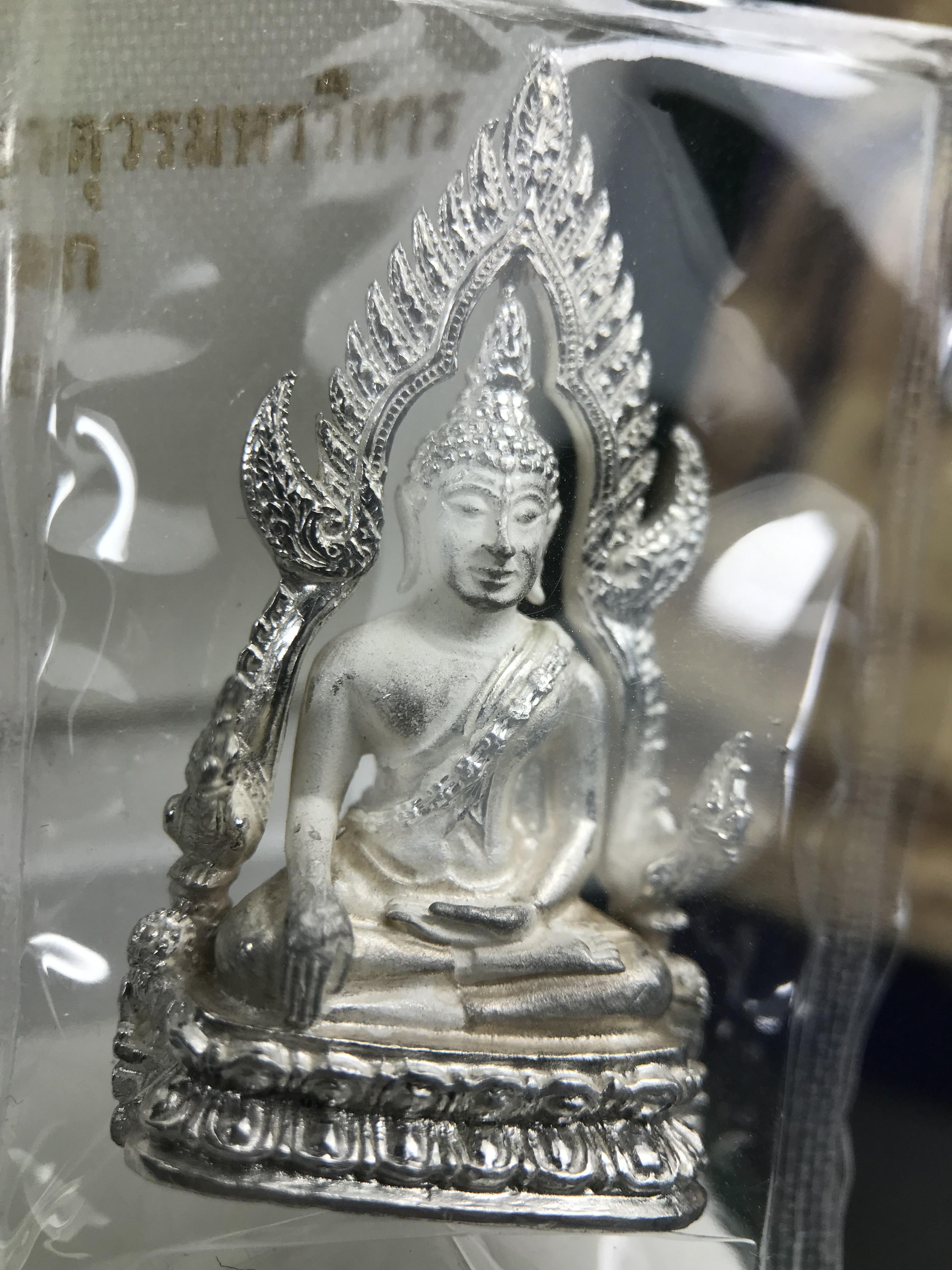 พระพุทธชินราช รุ่นมหาลาภ พิธีพุทธาภิเษกวัดพระศรีรัตนมหาธาตุวรมหาวิหาร จ.พิษณุโลก ปี 2540 เนื้อเงินบริสุทธิ์ 99.9% (นวลเงา)(สภาพผิวเดิมซีนซองเดิม พร้อมกล่องบรรจุเดิมและการ์ดใบรับรองครบสมบูรณ์ (องค์หมายเลข ๑๑๗๓๓)