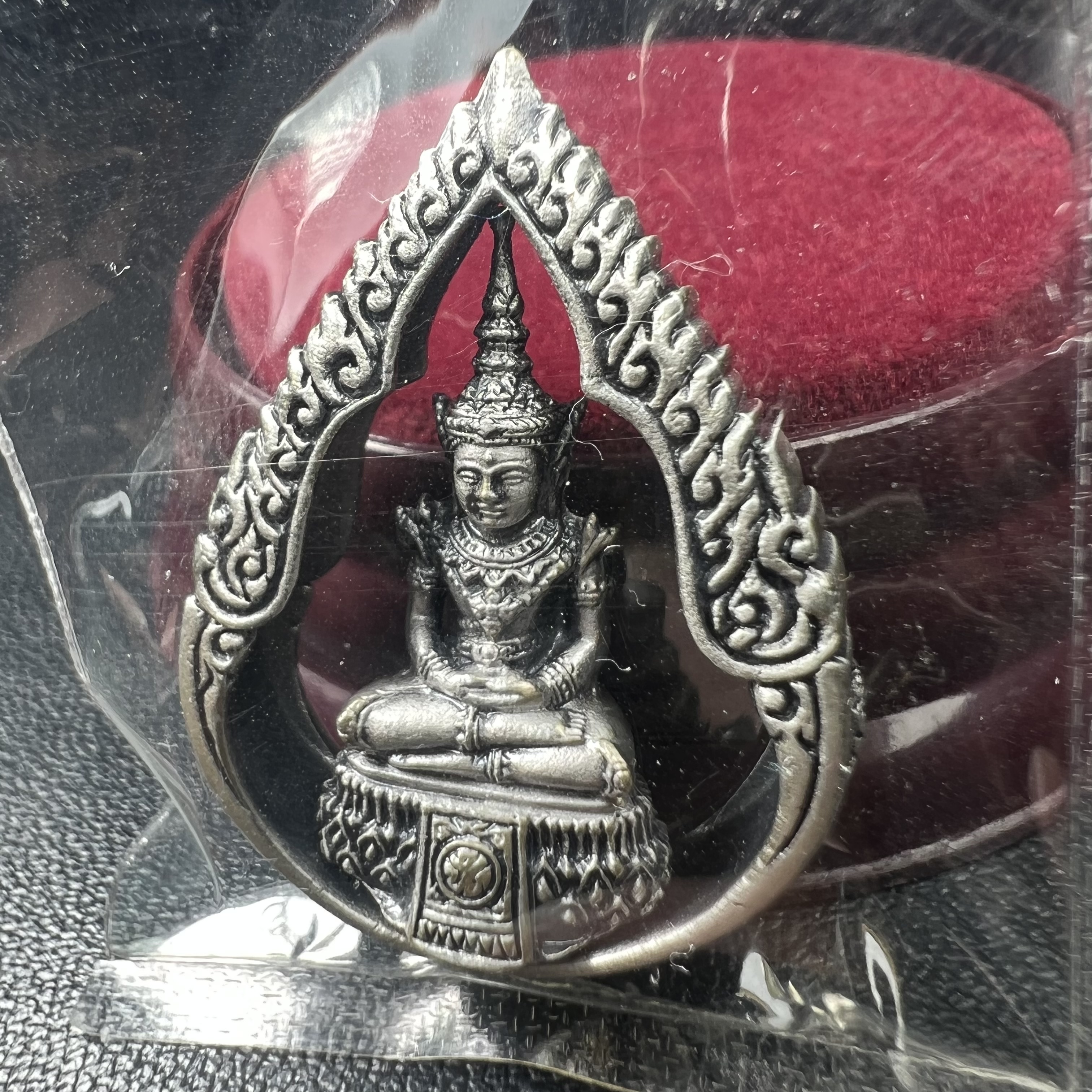 พระแก้วมรกต ภปร.(รุ่นแรก) ปี2545 รุ่นฉลองกรุงรัตนโกสินทร์ครบ 220 ปี พิมพ์ลอยองค์ทรงหยดน้ำ เนื้ออัลปาก้า ชุบเงินลงดำ ขนาด 18*27 มม. พร้อมครอบตั้งโชว์เดิม องค์พระซีนซองเดิม สวยครบสมบูรณ์