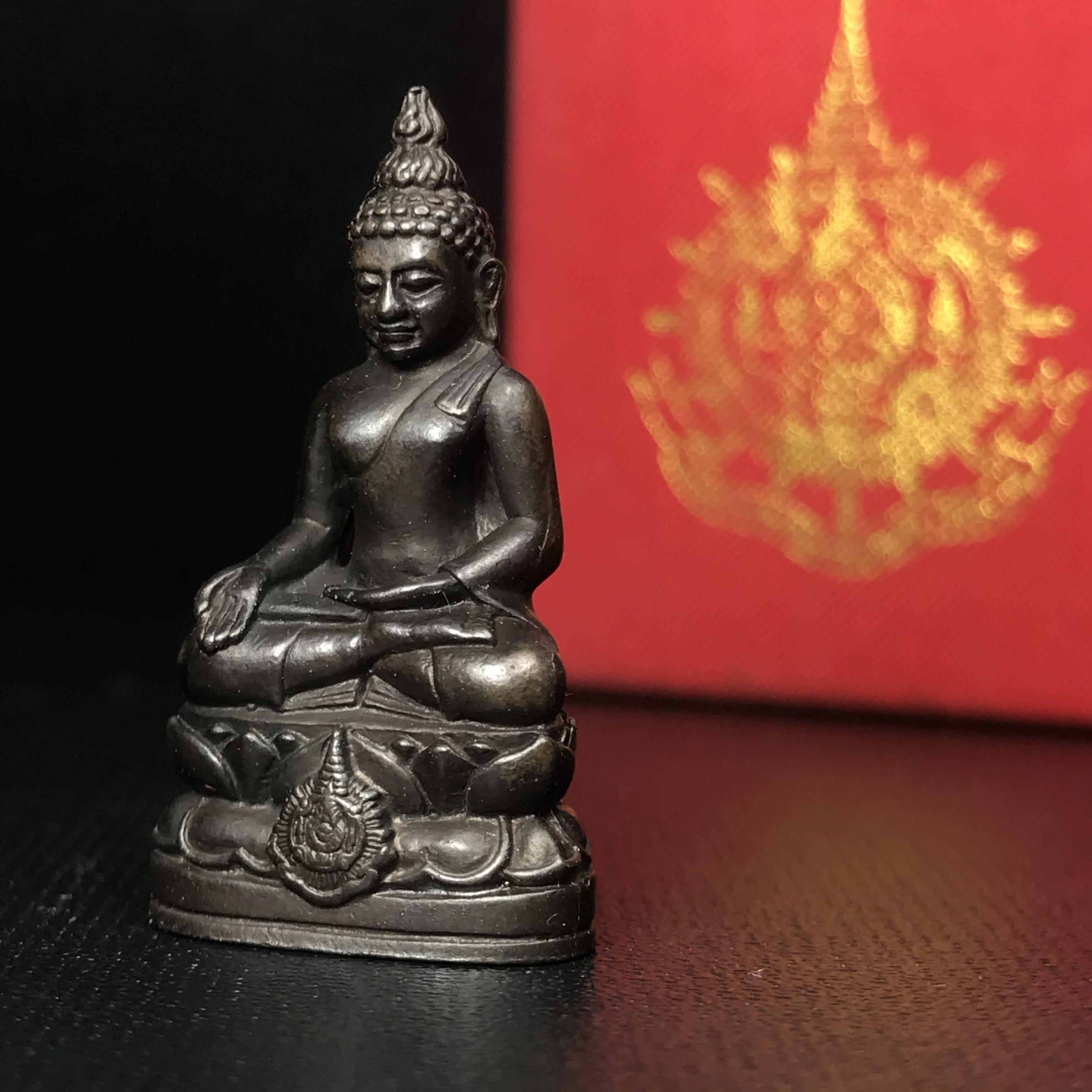 พระกริ่งไพรีพินาศ เฉลิมพระเกียรติ พระบาทสมเด็จพระเจ้าอยู่หัวรัชกาลที่9 พระชนมพรรษา 6 รอบ ปี2542 เนื้อนวโลหะผสมทองคำ(บรรจุเหล็กไหล)ดีนอก-ดีใน