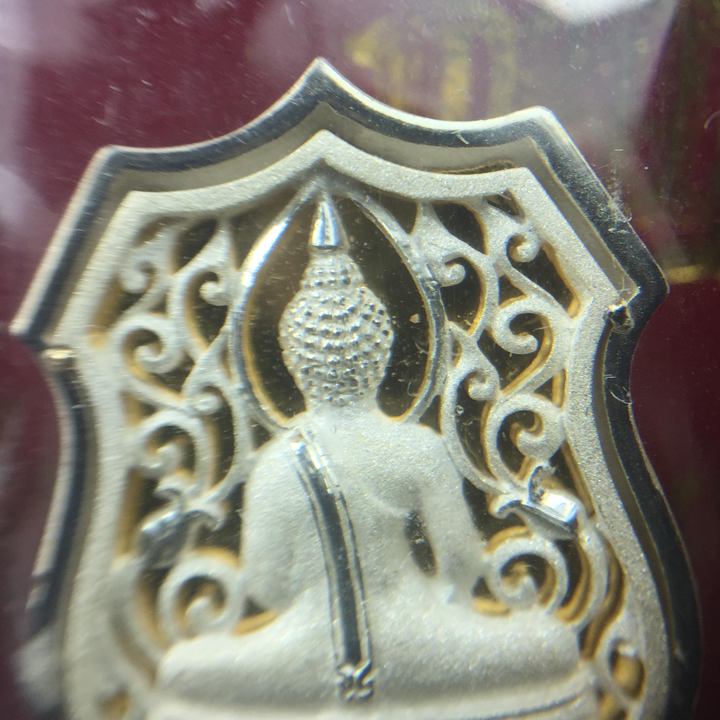 เหรียญหล่อฉลุลายพระพุทธโสธรทรงอาร์มลายกนก เนื้อเงินบริสุทธิ์พ่นทรายนวลขัดเงา(แผ่นกลางทองคำ) พิมพ์เล็ก สูง 2.1 ซม. รุ่น "ทูลเกล้ามหามงคล" ปี 2544(สภาพคัดสวยซีนซองเดิมกล่องบรรจุเดิมครบสมบูรณ์)