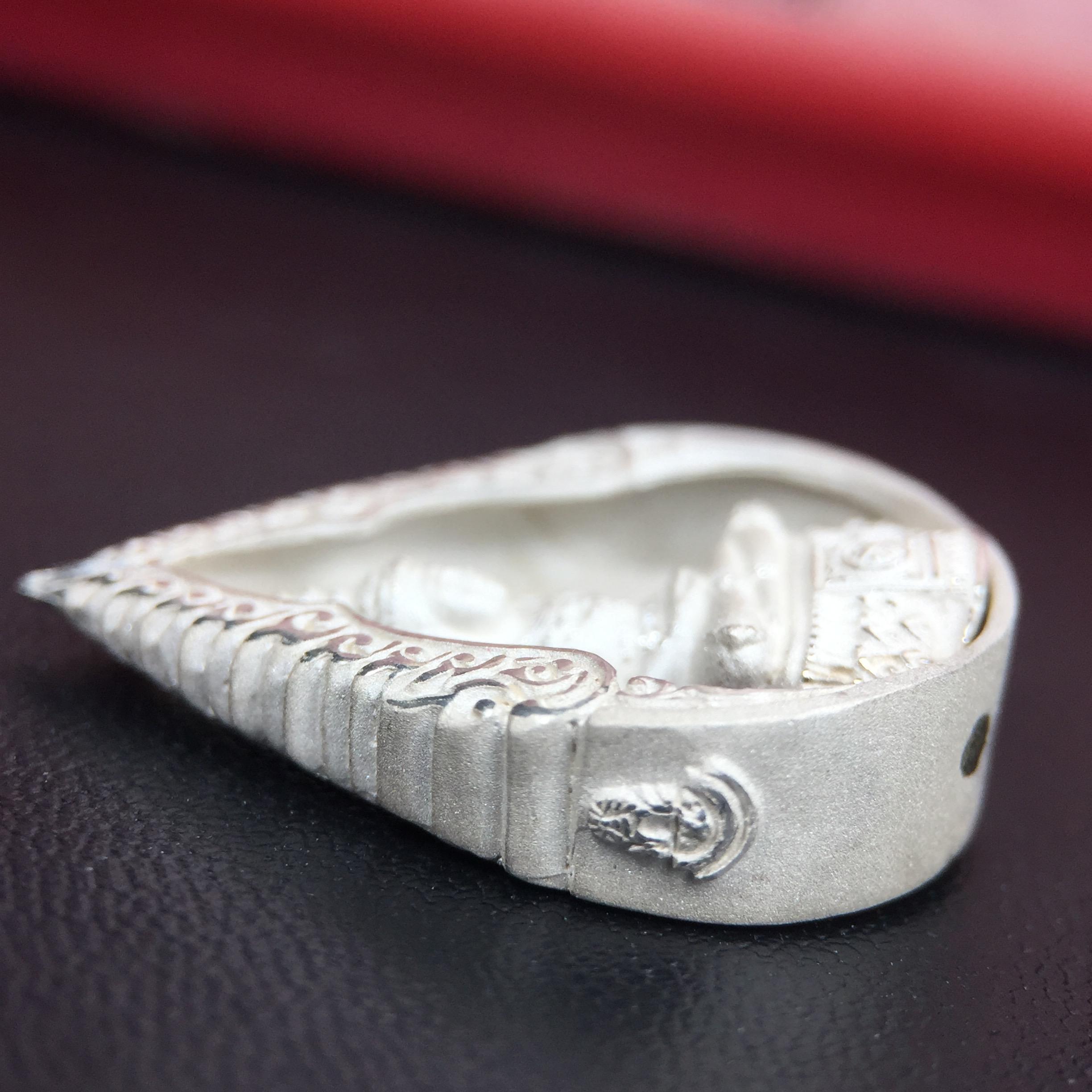 พระแก้วมรกต ภปร.(รุ่นแรก) ปี2545 จัดสร้างในมหาวโรกาส พระบาทสมเด็จพระเจ้าอยู่หัวรัชกาลที่ 9 ครบรอบ 75 พรรษา และฉลองกรุงรัตนโกสินทร์ครบ 220 ปี พิมพ์ลอยองค์ทรงหยดน้ำ เนื้อเงินบริสุทธิ์ 92.5% ขนาด 18*27 มม. พร้อมกล่องบรรจุเดิม สวยครบสมบูรณ์(องค์หมายเลข 1752)