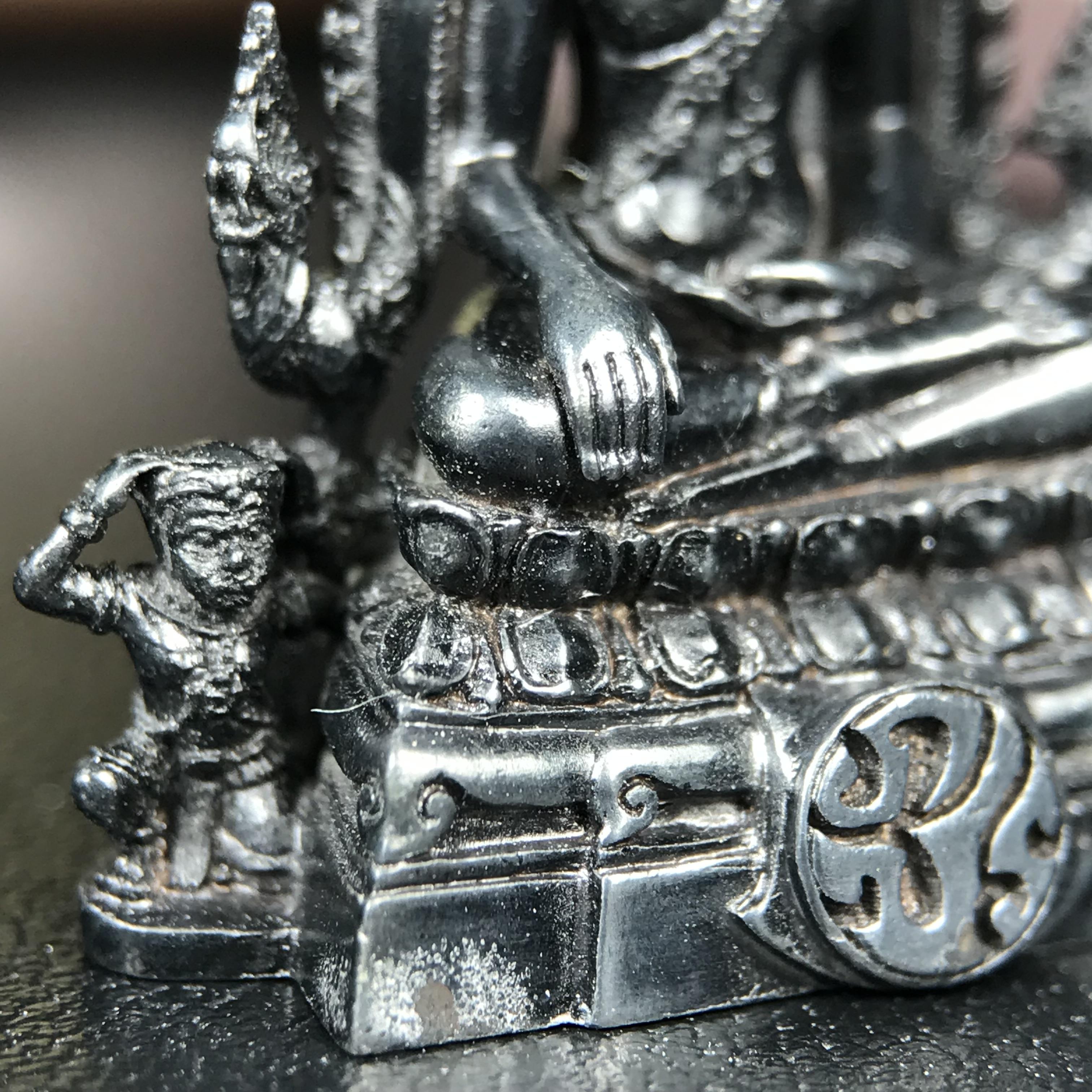 พระพุทธชินราช ภปร. โครงการ "เพราะแผ่นดินนี้ คือ แผ่นดินเกิด" ปี2548(รุ่นแรก) ลอยองค์ หน้าตัก 1/2 นิ้ว(ขนาด 3.5 x 2.5 ซม.) เนื้อเงินรมดำ(พุทธศิลป์จำลองเมื่อครั้งลอกทอง ครั้งที่3 เมื่อปี2547 ร้อยปีจะมีสักครั้ง "พระพุทธชินราชองค์ดำ")