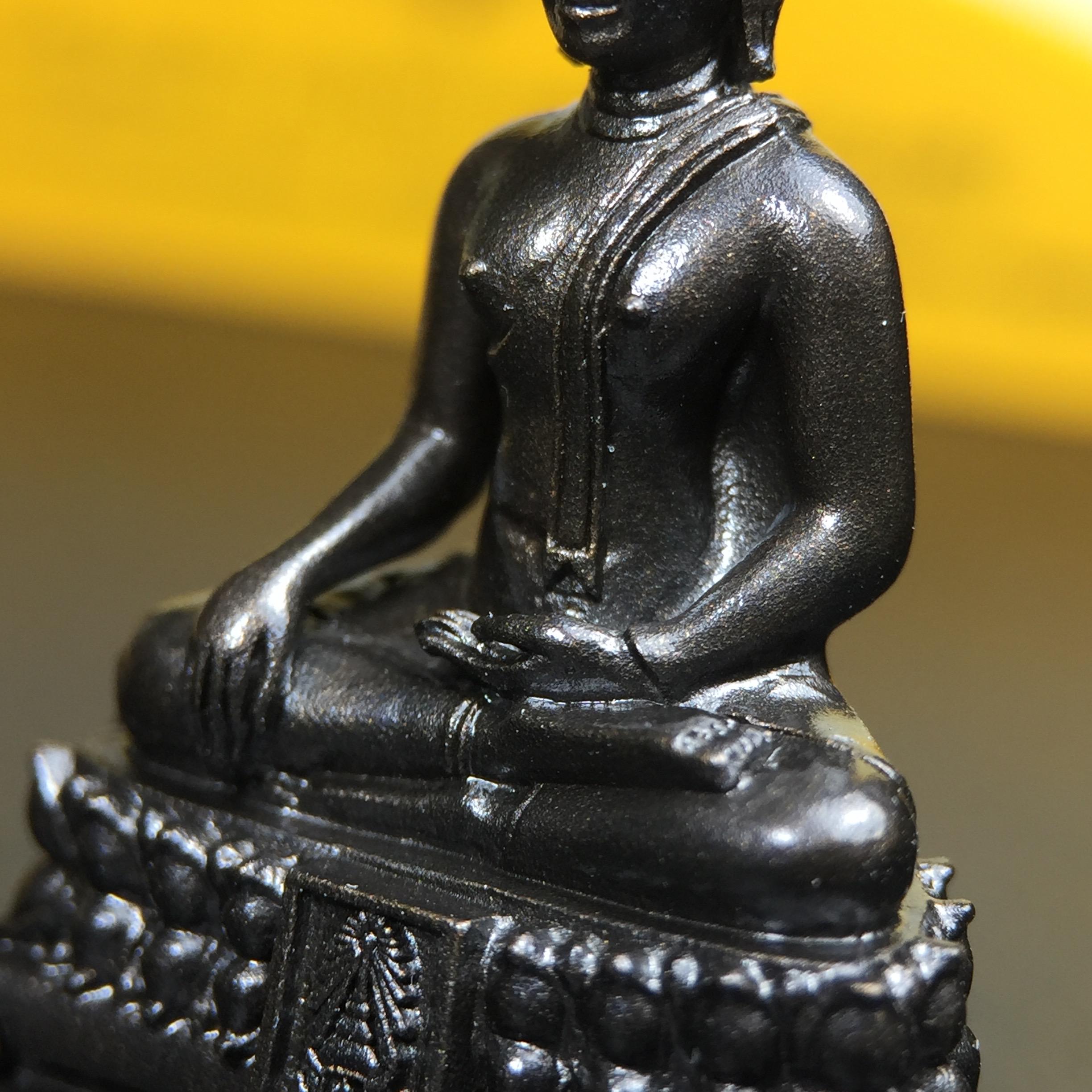 พระพุทธรูปคุ้มเกล้าฯ ภปร.(ใต้ร่มพระบารมี คุ้มเกล้า) 60ปี โรงพยาบาลภูมิพลฯ พ.ศ.2552 เนื้อนวโลหะ รมดำ(พิมพ์ใหญ่ขนาด 35.5*24 มม.)สภาพสวยเดิมพร้อมกล่องบรรจุเดิม ตอกโค๊ดหมายเลขกำกับ