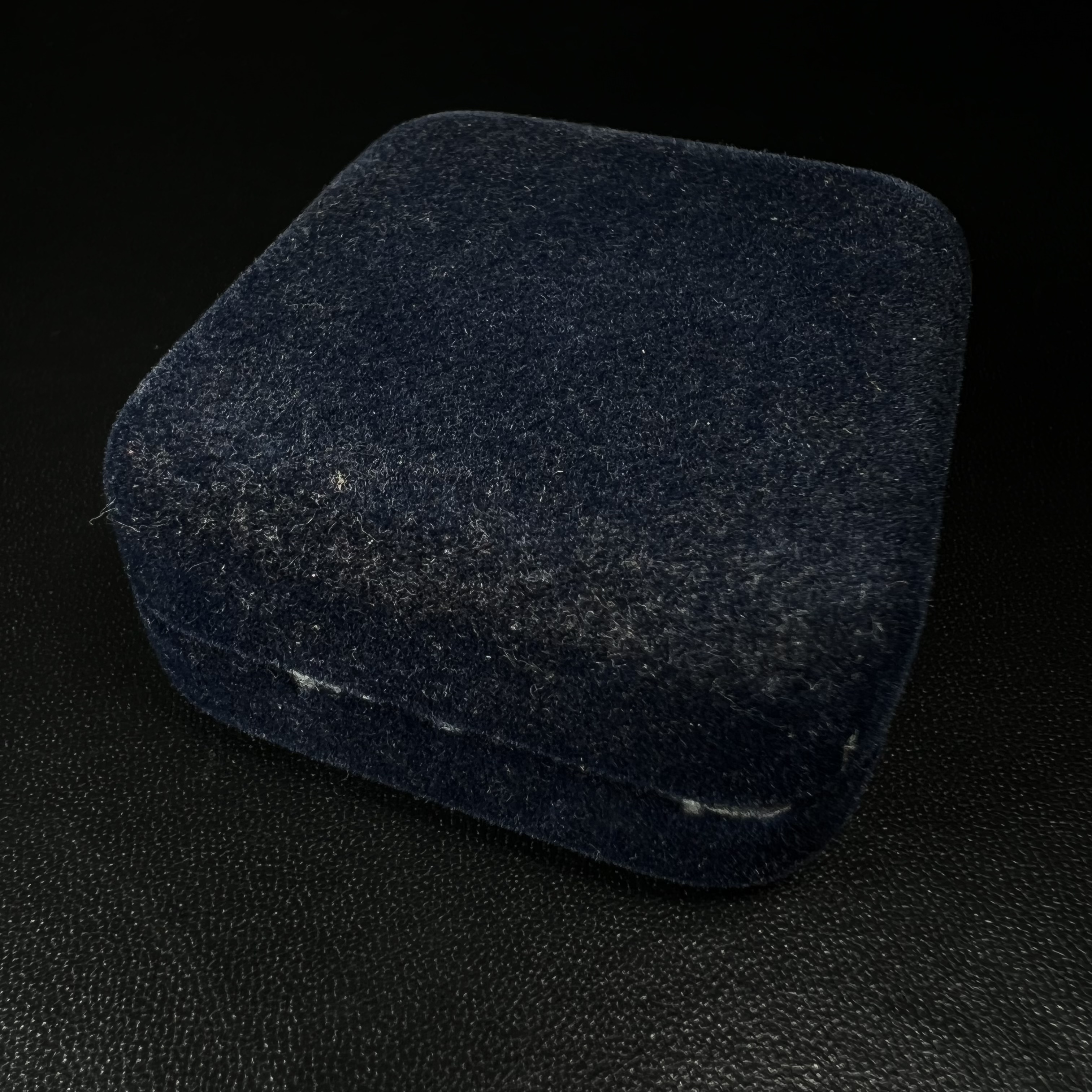 พระศาสดาใบเสมา ภปร. วัดบวรนิเวศวิหาร ปี2532 จัดสร้างในโอกาสสองทศวรรษรามาธิบดี เพื่อศูนย์การแพทย์สิริกิติ์ เนื้อเงิน(ผิวเดิมกลับดำสวยงามเข้มขลัง)พร้อมกล่องบรรจุเดิม