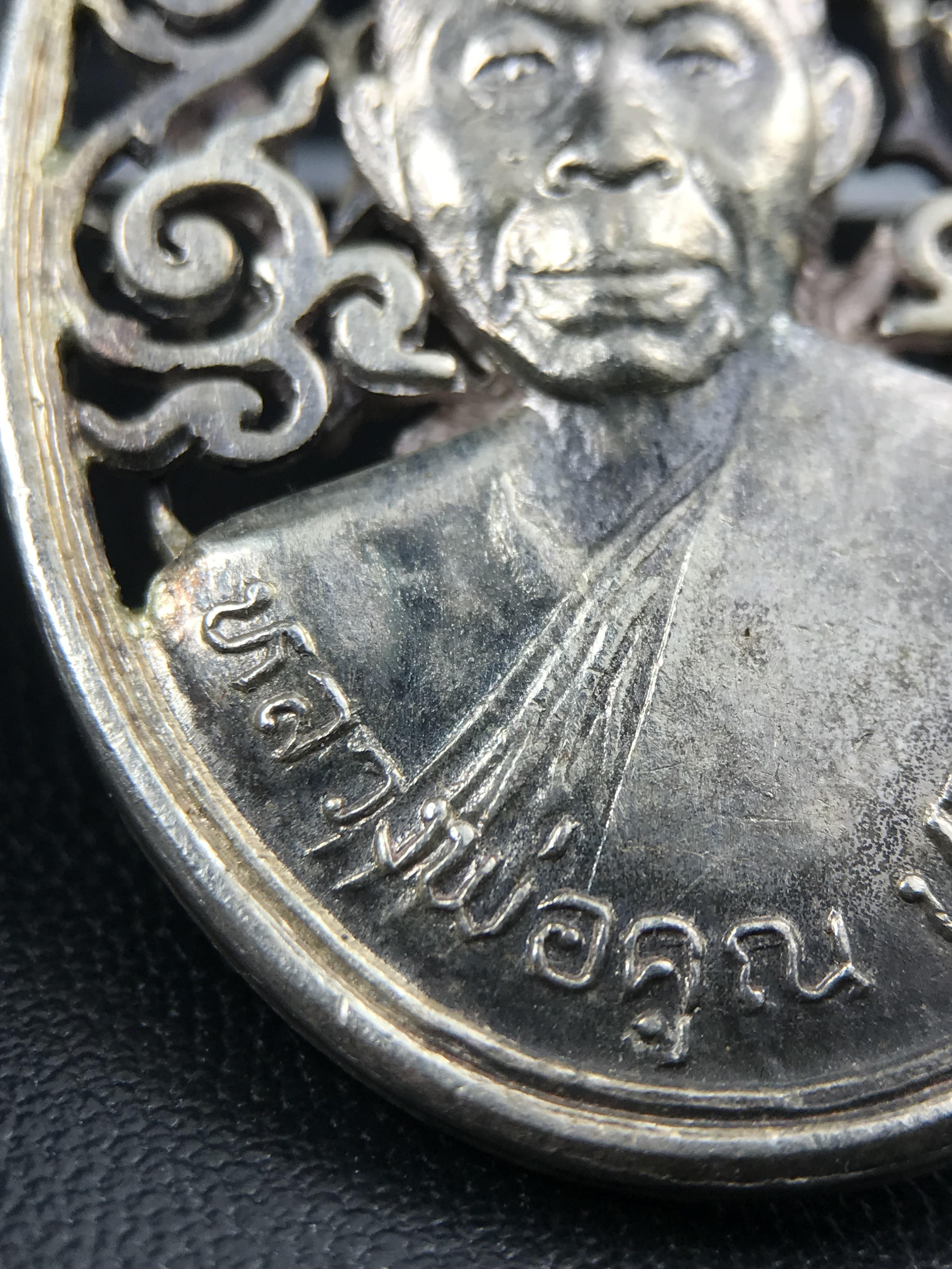 เหรียญหลวงพ่อคูณ ปริสุทโธ วัดบ้านไร่ รุ่น สก. ปี 2536 พิมพ์ลายฉลุ เนื้อเงิน(สวย งดงาม หายาก) งานมหามงคลเฉลิมพระชนมพรรษา 5 รอบ สมเด็จพระบรมราชินีนาถ จัดสร้างโดย กองพลทหารราบที่๒ ทหารเสือราชินี รักษาพระองค์ (พิธีใหญ่ ประวัติชัดเจน อีกหนึ่งรุ่นยอดนิยม)