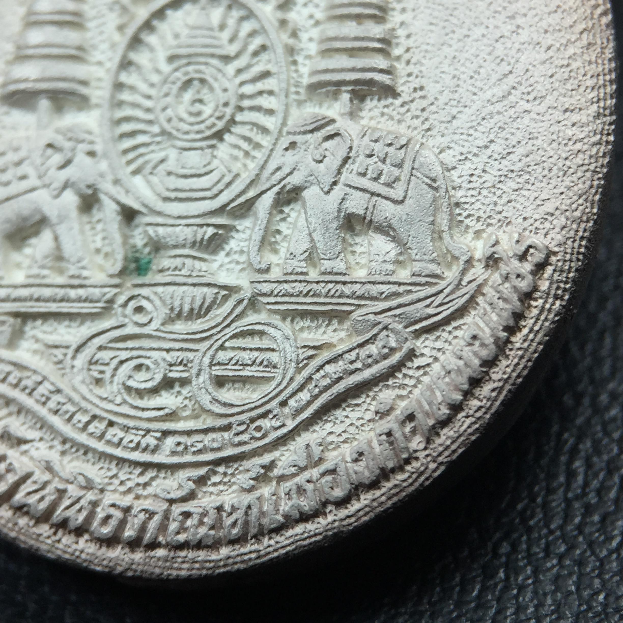 เหรียญรูปเหมือนพระญาณวิทยาคมเถร (หลวงพ่อคูณ ปริสุทโธ)ชุดกาญจนาภิเษกครองราชย์ครบ 50 ปี เนื้อเงิน วัดบวรนิเวศวิหาร ปี พ.ศ. 2538(จัดสร้างได้เหมือนหลวงพ่อคูณมาก มีรายละเอียดและความคมชัดสูง ลูกศิษย์ท่านไม่ควรพลาด วิจิตรศิลป์และพุทธศิลป์งดงาม)พิธีใหญ่