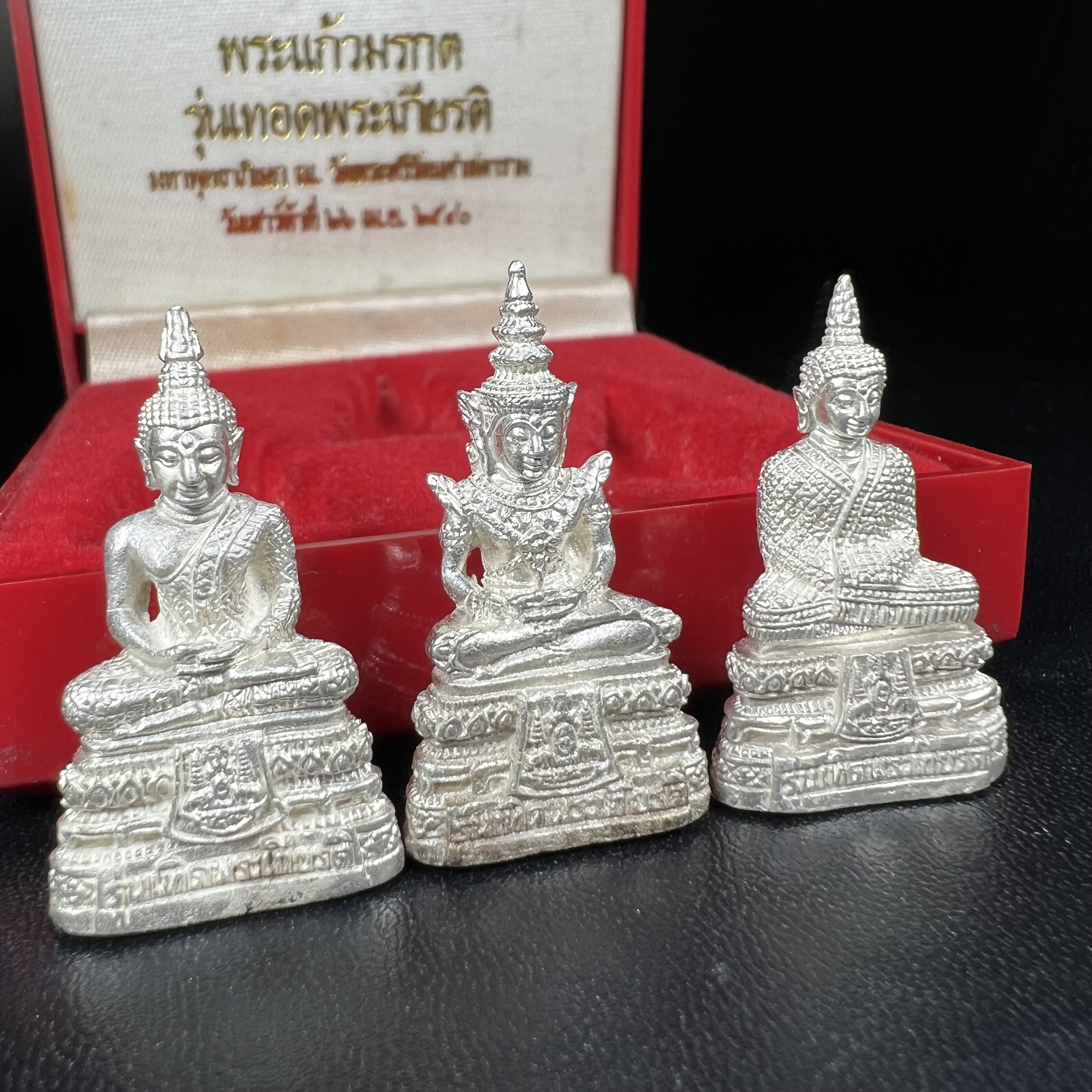 พระแก้วมรกต รุ่นเทิดพระเกียรติ พิธีมหาพุทธาภิเษก ณ.วัดพระศรีรัตนศาสดาราม(วัดพระแก้ว) วันเสาร์ที่ 26 เม .ย. 2540 (พิธีใหญ่เสาร์ห้า) ชุด 3 ฤดู (1 ชุด 3 องค์)เนื้อเงินครบชุดพร้อมกล่องบรรจุเดิม***เนื้อเงินหายากพบเจอน้อย***(หลวงพ่อ รวย เพิ่ม พูน ร่วมเสก)