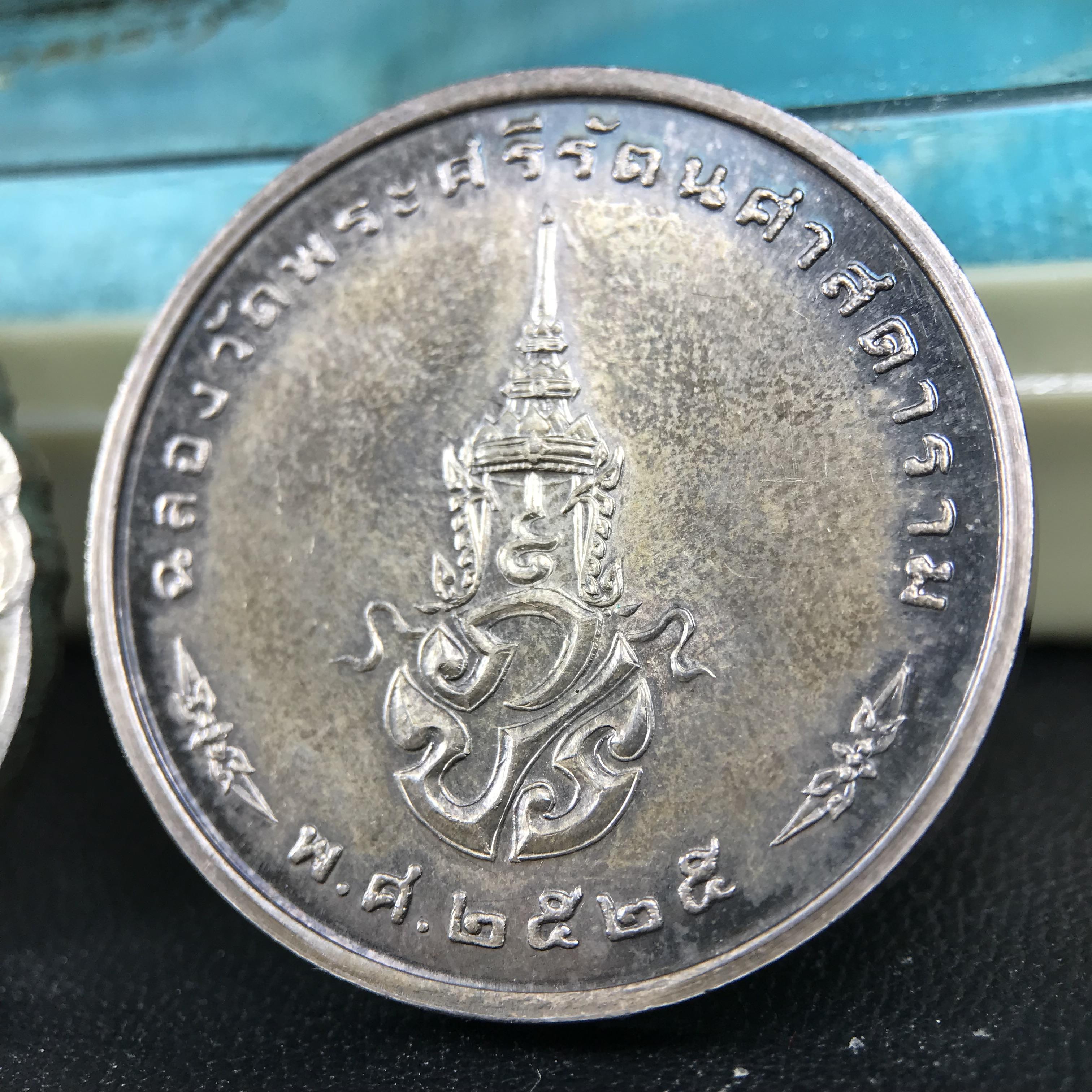 เหรียญพระแก้วมรกตหลัง ภปร. ฉลองกรุงรัตนโกสินทร์ครบ 200 ปี พ.ศ.2525 เนื้อเงิน(ผิวเดิมสวย)กล่องบรรจุเดิมครบ 3พิมพ์ ร้อน ฝน หนาว(บล็อกแรกไม่มีพระราชศรัธานิยม)(ในหลวงรัชกาลที่9 เสด็จในพิธี)พระคู่บ้านคู่เมือง...พระดี...พิธีใหญ่(บล็อกแรกครบชุด ผิวเดิม หายาก)